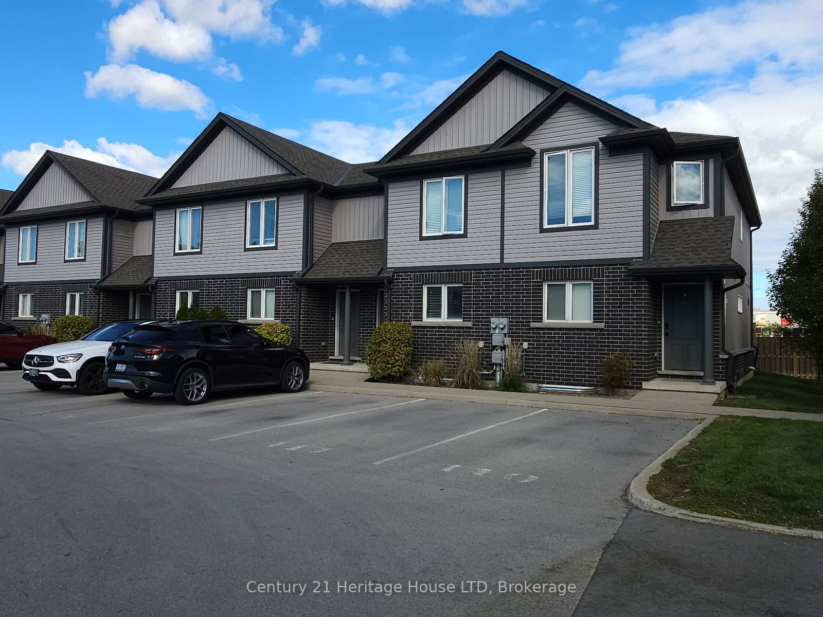 Townhouse sold at 7-7768 Ascot Circle, Niagara Falls, 213 - Ascot, L2H 3P9 - MLS: X11918818