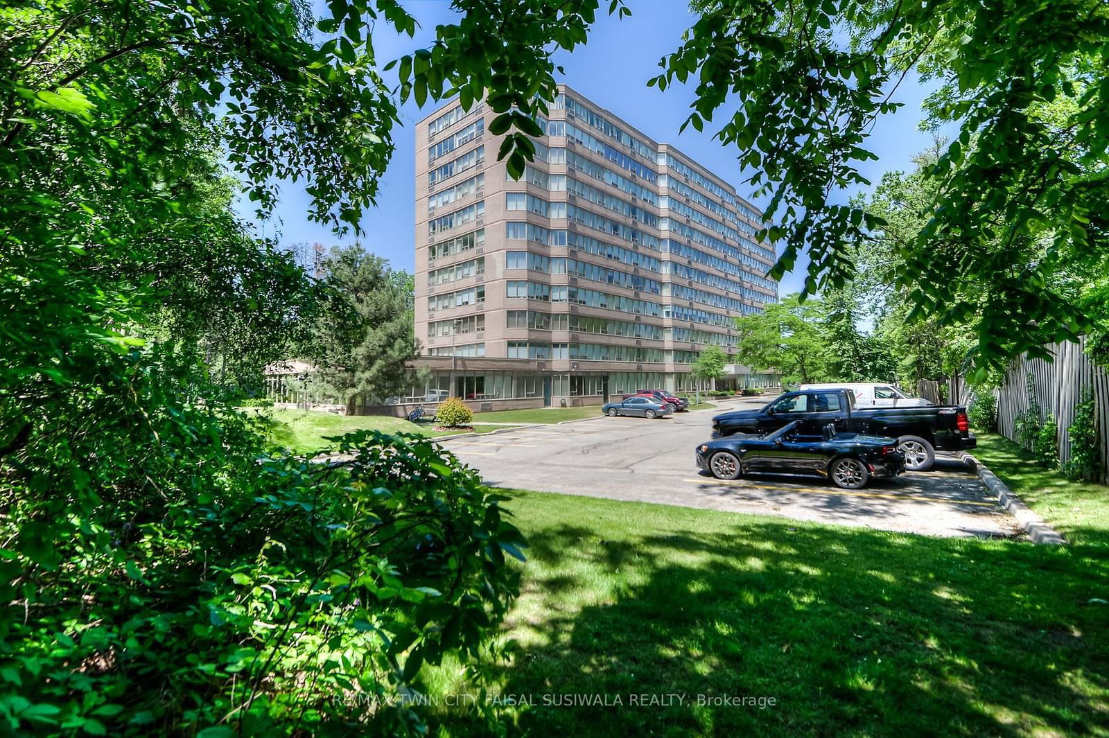 Condo for sale at 108-3227 King Street, Kitchener, N2A 3Z9 - MLS: X11918852