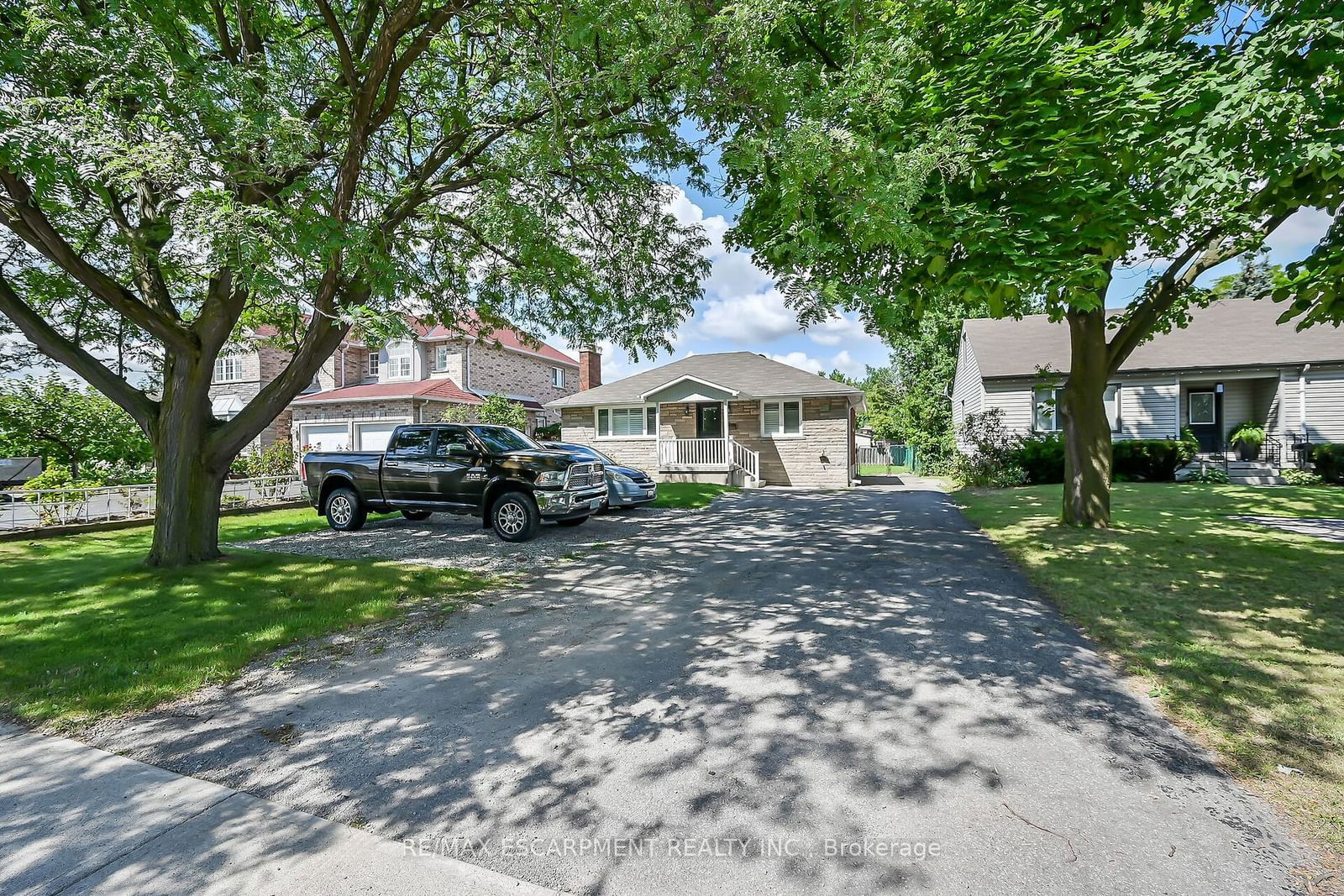 Detached House sold at 221 Gray Road, Hamilton, Stoney Creek, L8E 2T9 - MLS: X11919016