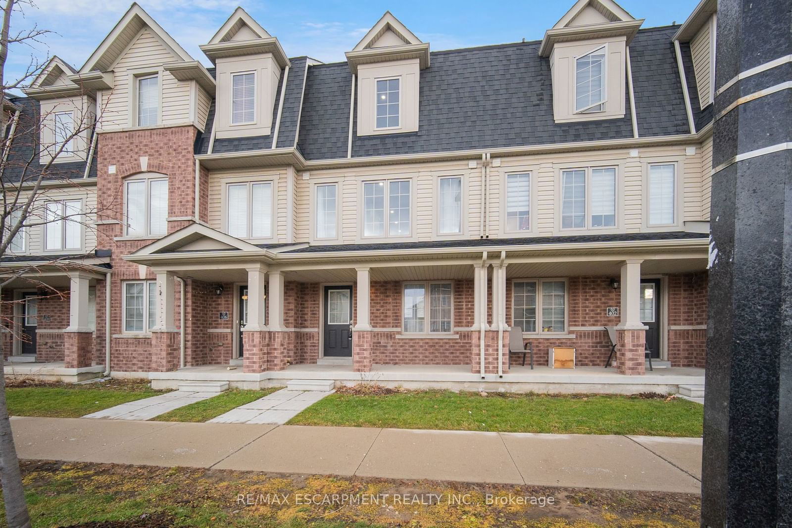 Townhouse sold at 404 Linden Drive, Cambridge, N3H 0C6 - MLS: X11919192