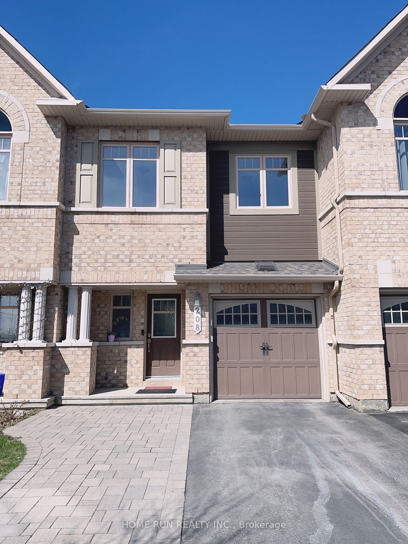 Townhouse leased at 208 Garrity Crescent, Barrhaven, 7709 - Barrhaven - Strandherd, K2J 3T7 - MLS: X11919229