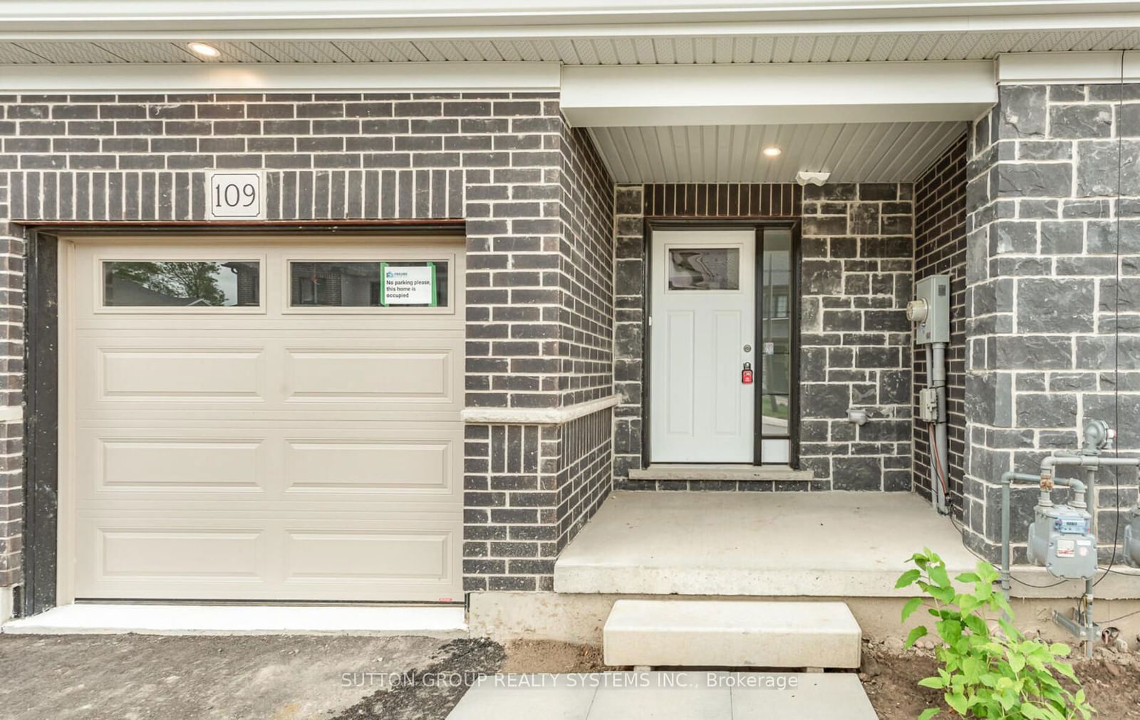 Townhouse for lease at 109 Woodedge Circle, Kitchener, N2R 0P8 - MLS: X11919315