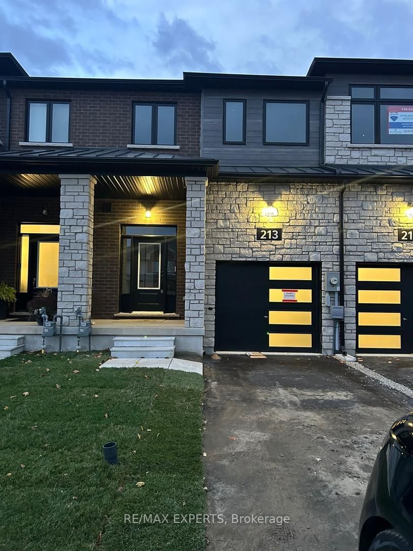 Townhouse leased at 213 Lormont Boulevard, Hamilton, Stoney Creek Mountain, L8J 0K2 - MLS: X11919598