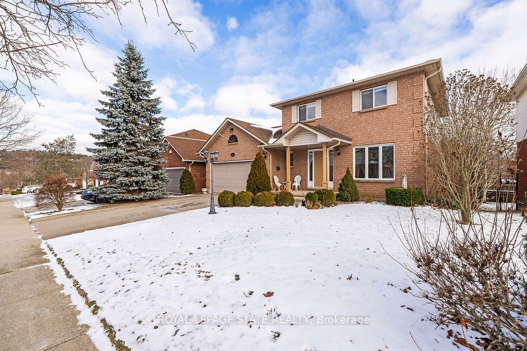 Detached House for sale at 11 Newcombe Road, Hamilton, Dundas, L9H 6Z5 - MLS: X11920085