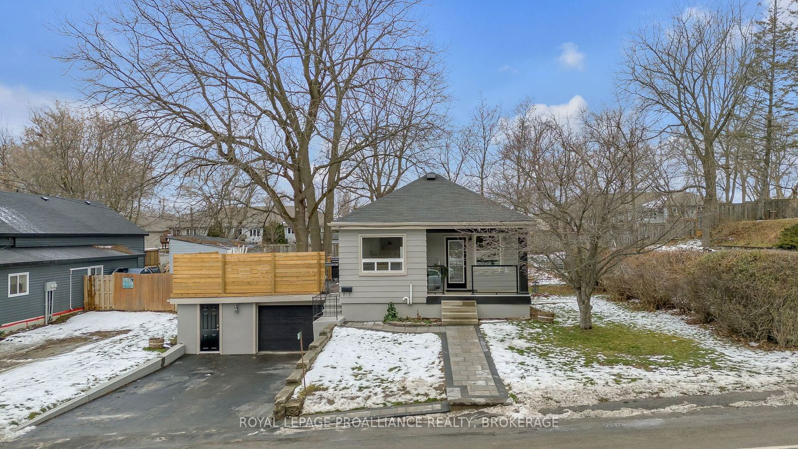 Detached House sold at 951 Sydenham Road, Kingston, City Northwest, K7M 3L8 - MLS: X11920197