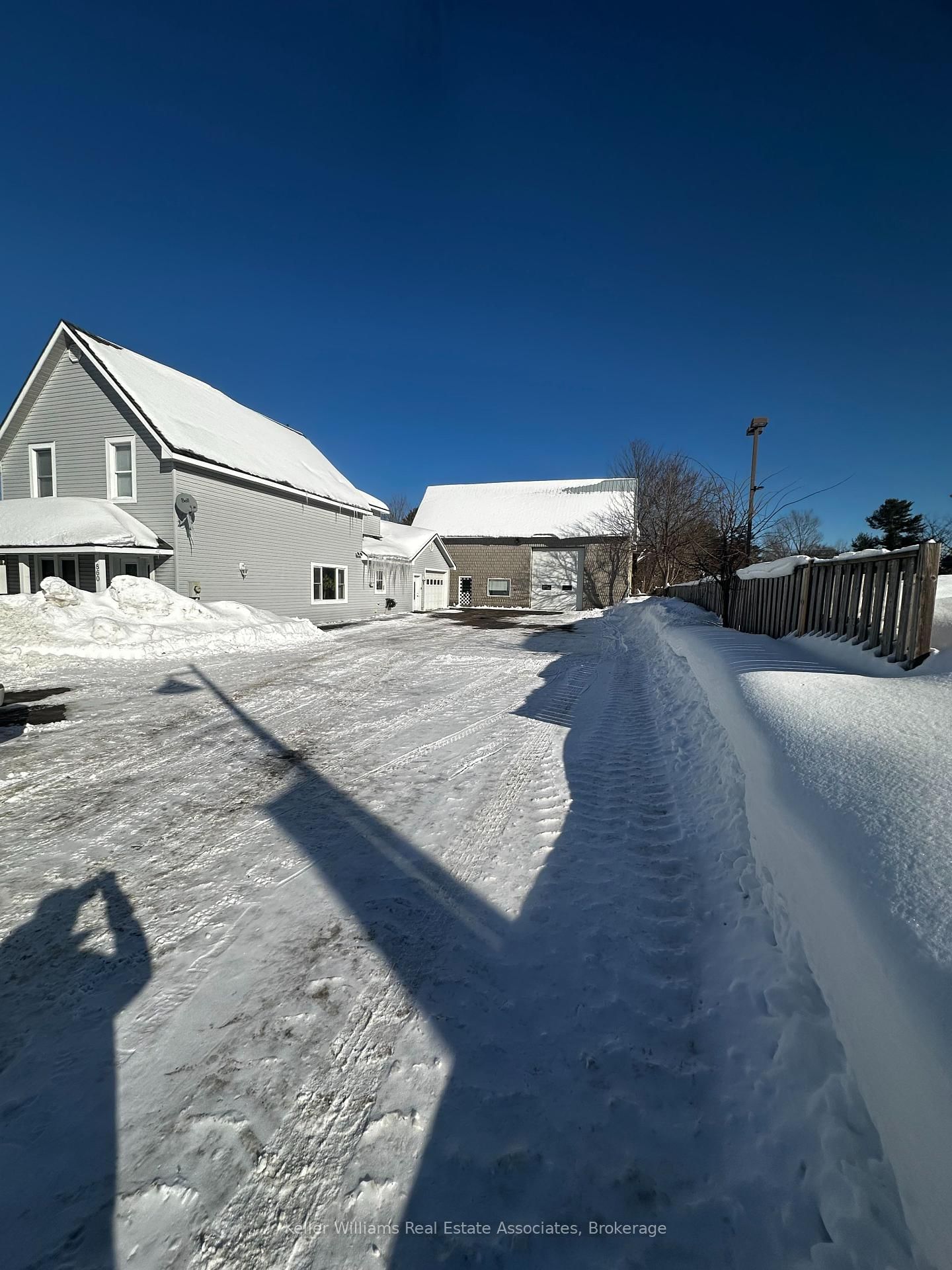 Building at 860 Muskoka Road, Gravenhurst, Muskoka (S)