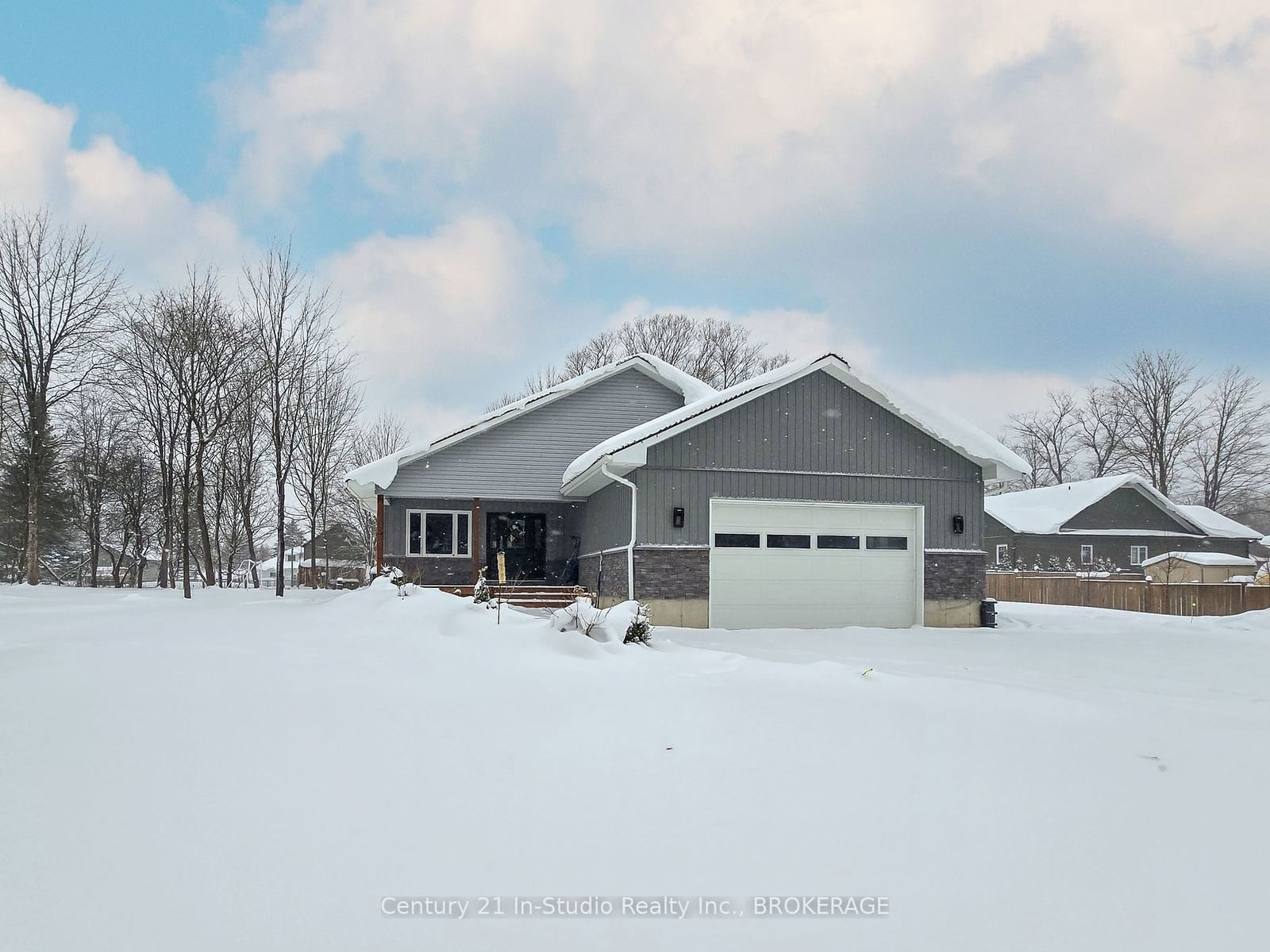 Building at 135 Confederation Drive, Chatsworth, Rural Chatsworth