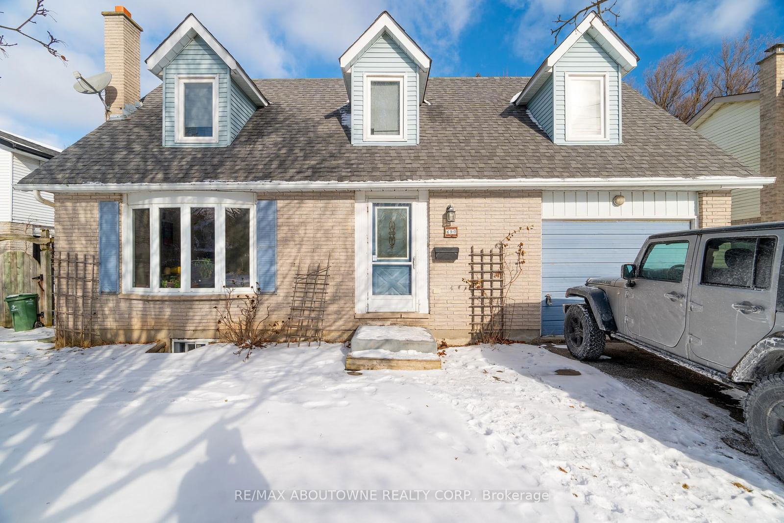 Detached House sold at 690 Edinburgh Road, Guelph, Hanlon Creek, N1G 4H8 - MLS: X11920670