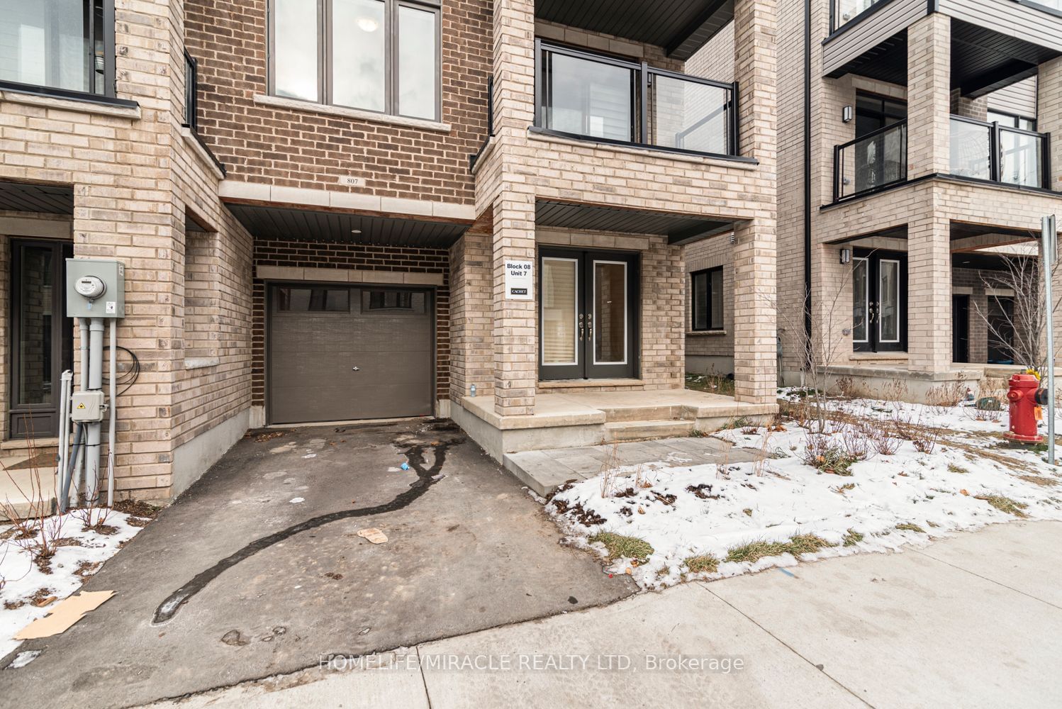 Townhouse sold at 585 Colborne Street, Brantford, N3S 0K4 - MLS: X11921361