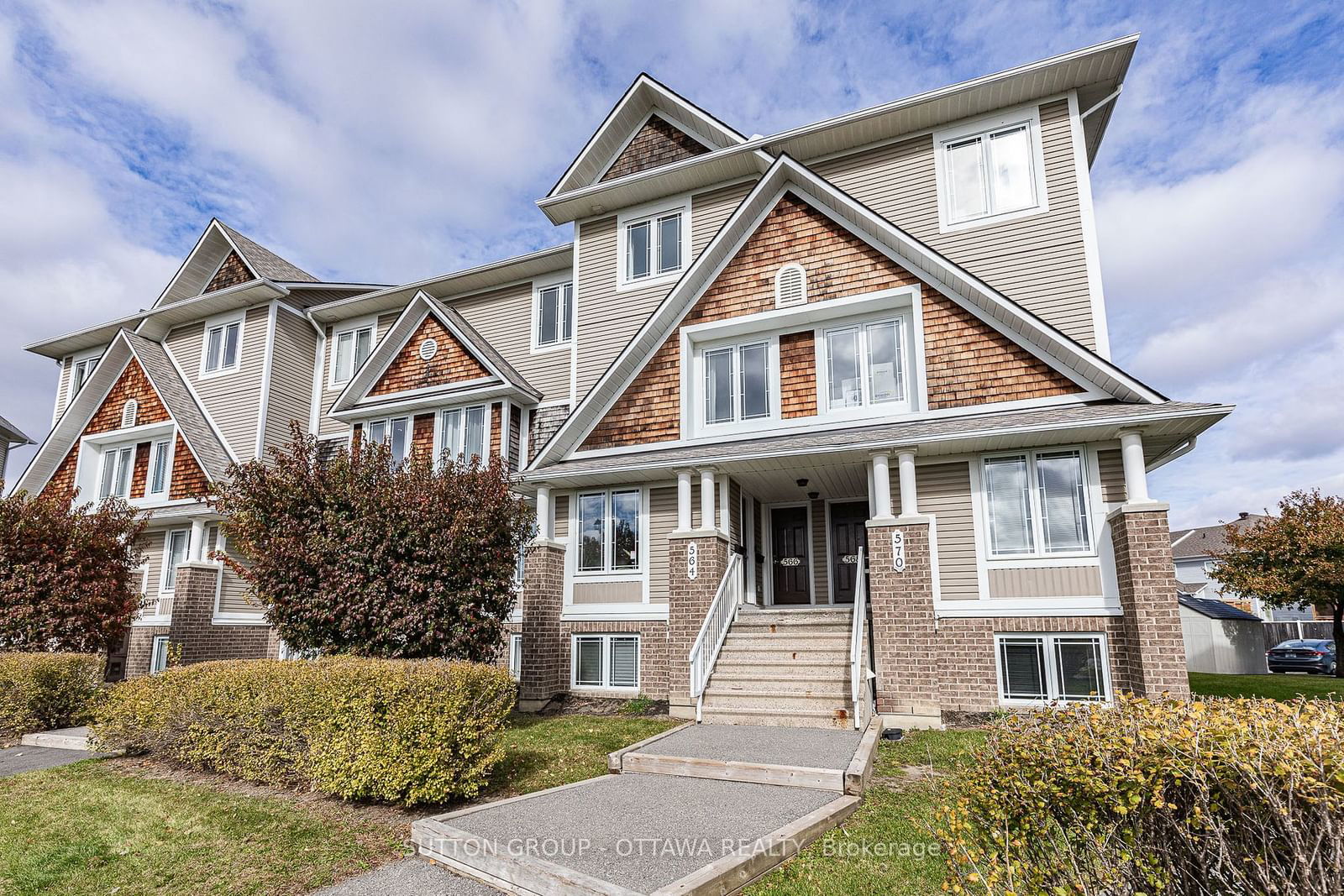 Townhouse sold at 566 Lakeridge Drive, Ottawa, Avalon East, K4A 0H4 - MLS: X11922245