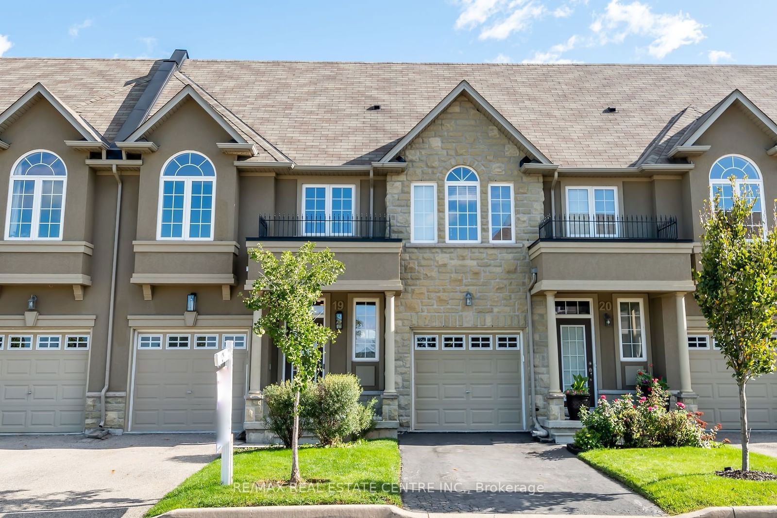 Townhouse sold at 19-370 Stonehenge Drive, Hamilton, Ancaster, L9K 0H9 - MLS: X11922411