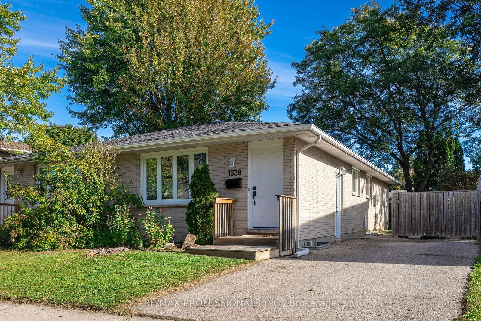 Semi-Detached House for sale at 1538 Aldersbrook Road, London, North F, N6G 2Z3 - MLS: X11922736