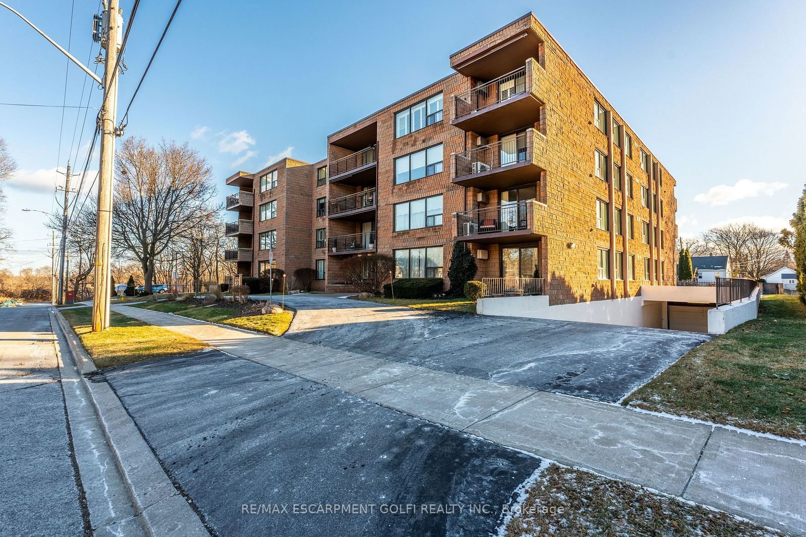 Condo sold at 303-28 Robinson Street, Grimsby, L3M 3C9 - MLS: X11923224