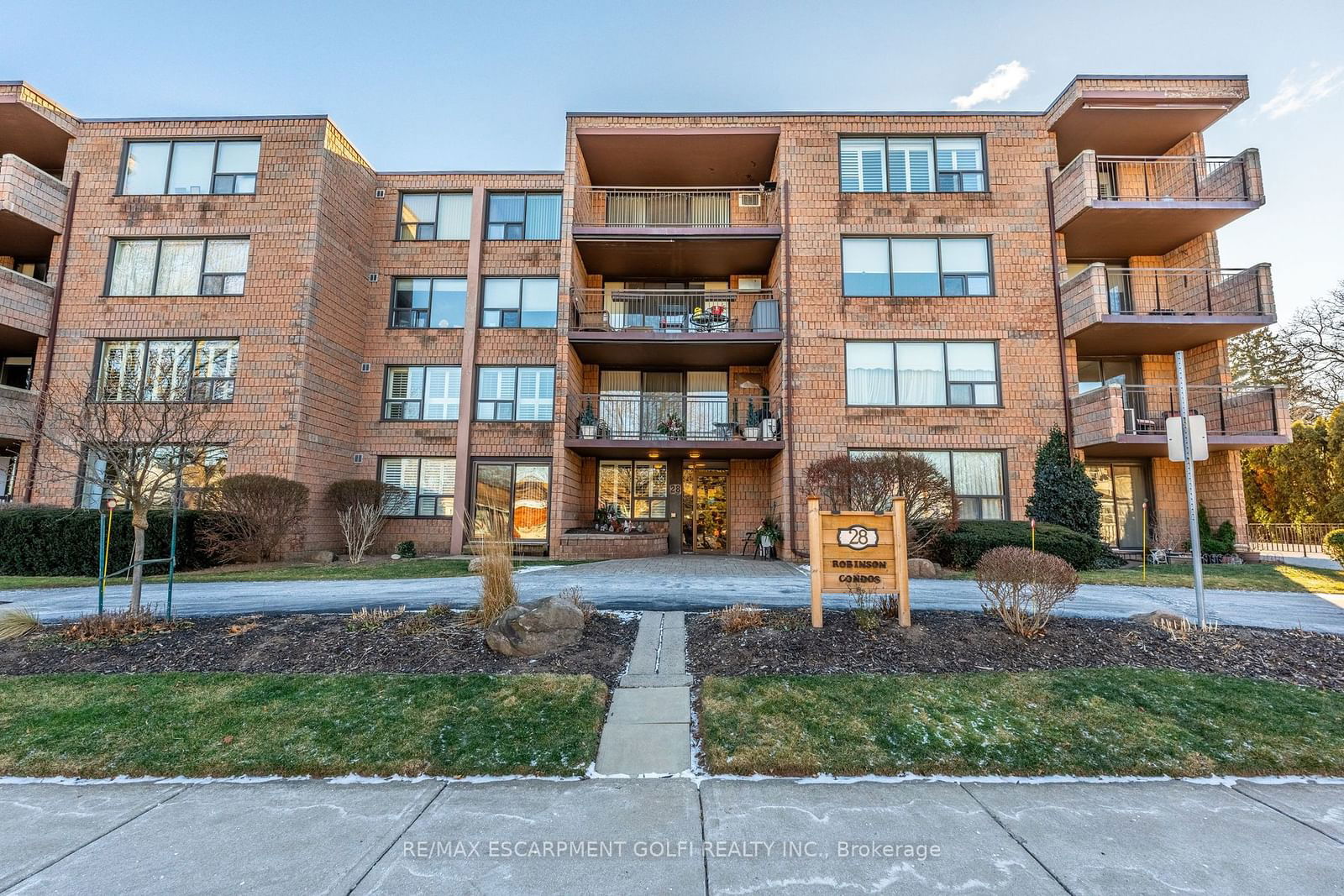 Condo sold at 303-28 Robinson Street, Grimsby, L3M 3C9 - MLS: X11923224