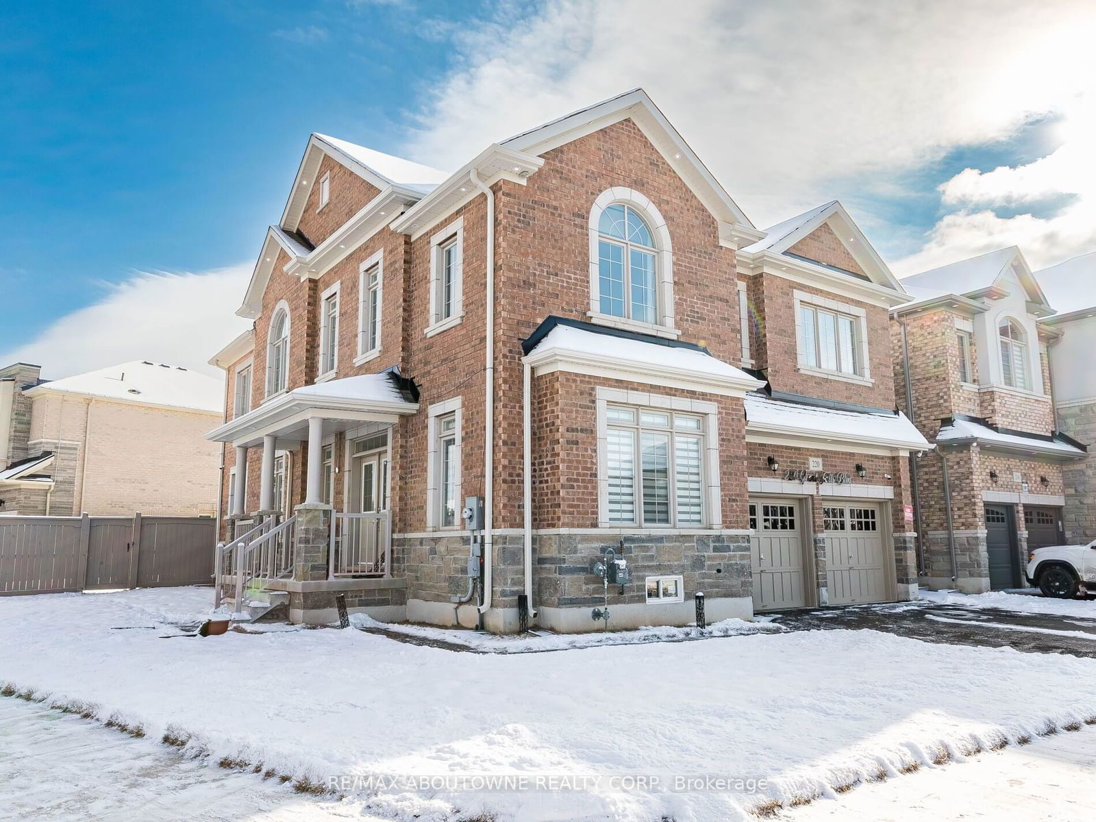 Detached House for sale at 220 Great Falls Boulevard, Hamilton, Waterdown, L0R 2H7 - MLS: X11923422