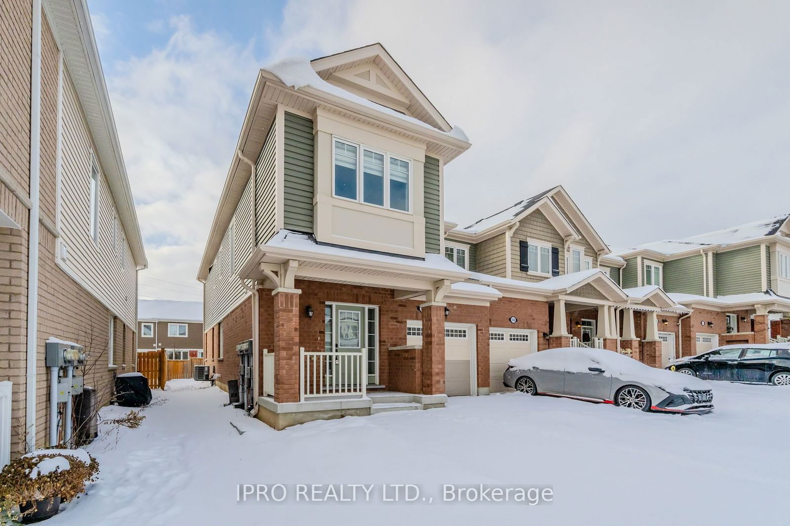 Townhouse sold at 102 Watermill Street, Kitchener, N2P 0H3 - MLS: X11923728