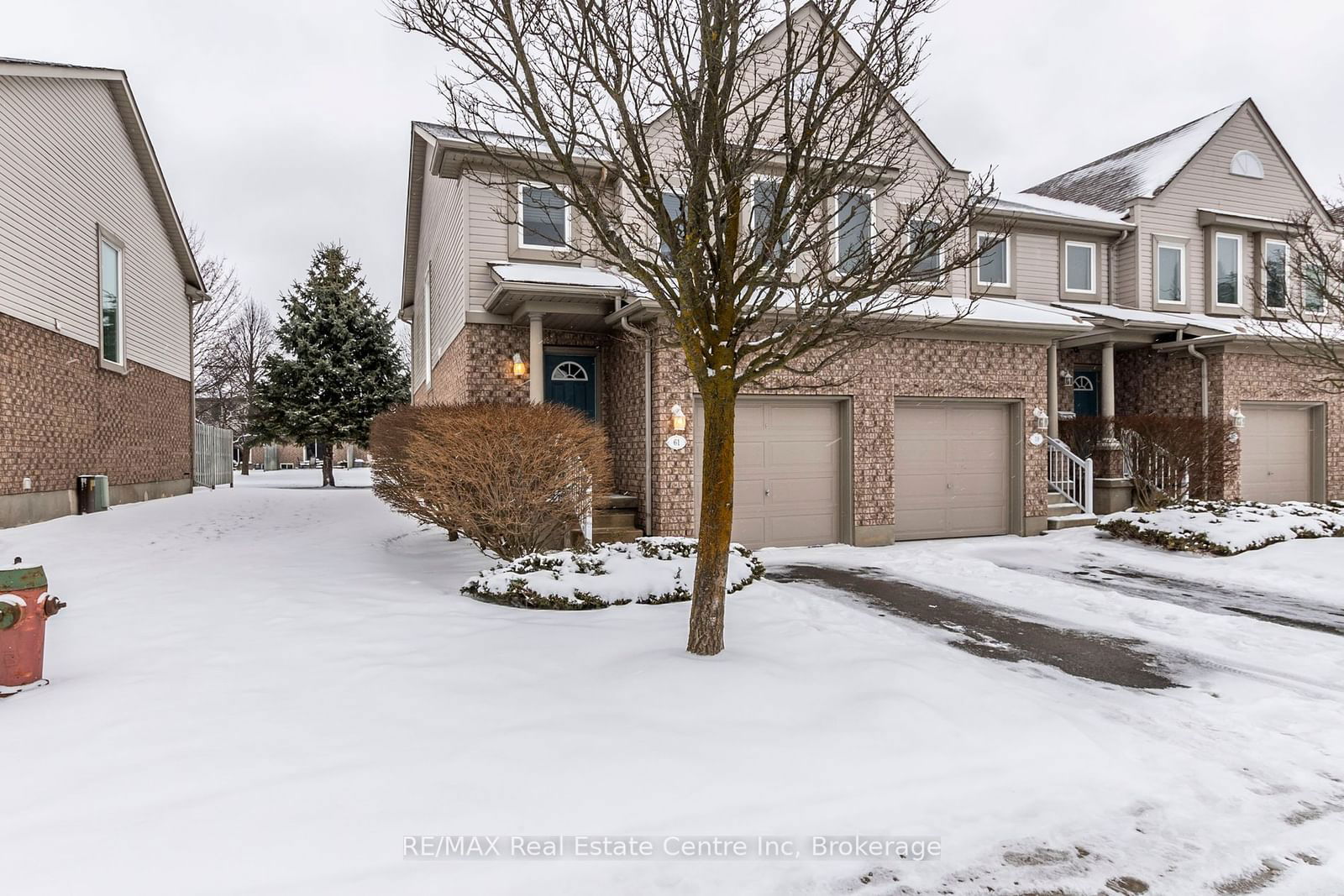 Townhouse sold at 61 Roehampton Crescent, Guelph, Pine Ridge, N1L 1M8 - MLS: X11925016