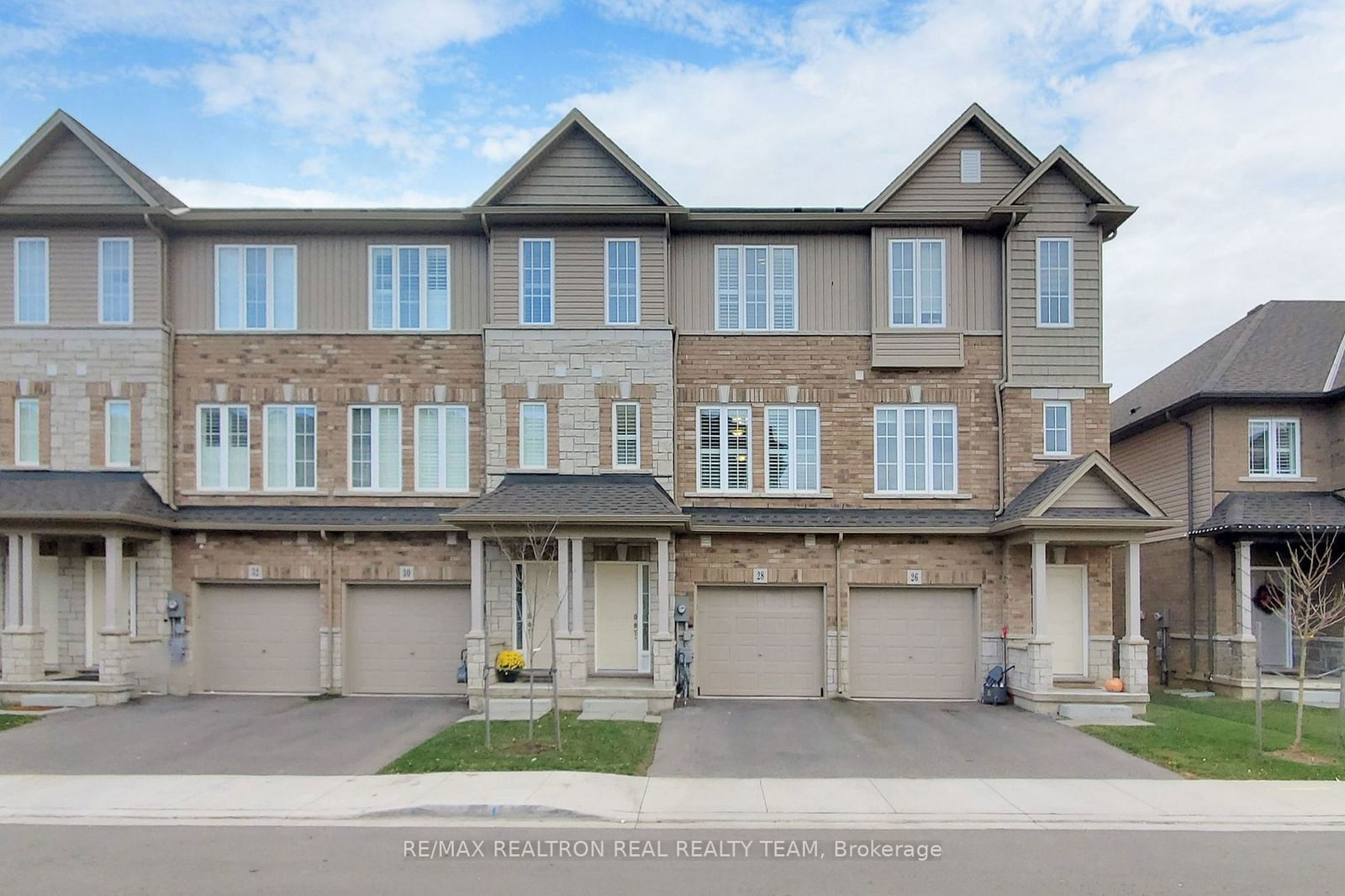 Townhouse sold at 28 Laguna Village Crescent, Hamilton, Stoney Creek, L0R 1P0 - MLS: X11925087