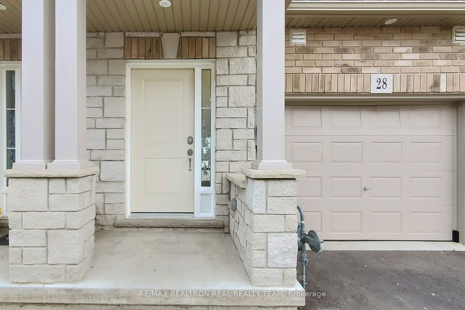 Townhouse sold at 28 Laguna Village Crescent, Hamilton, Stoney Creek, L0R 1P0 - MLS: X11925087