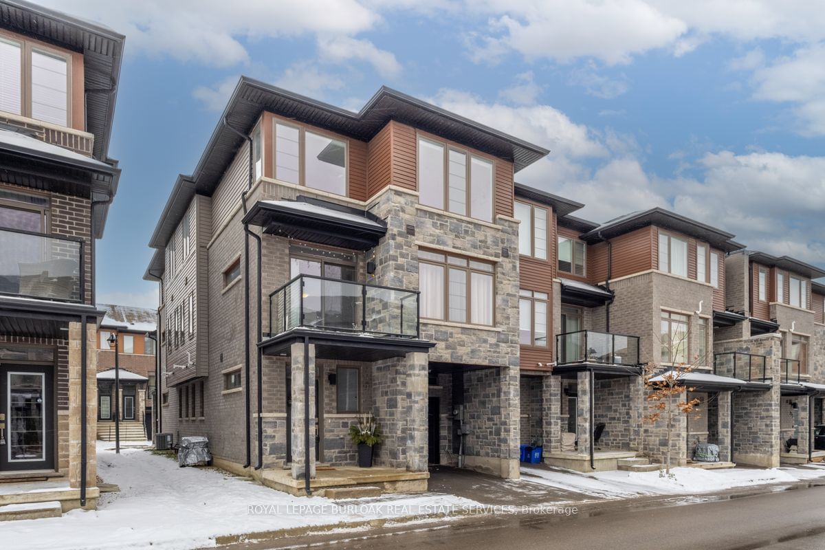 Townhouse sold at 274-30 Times Square, Hamilton, Stoney Creek Mountain, L8J 0L9 - MLS: X11925258