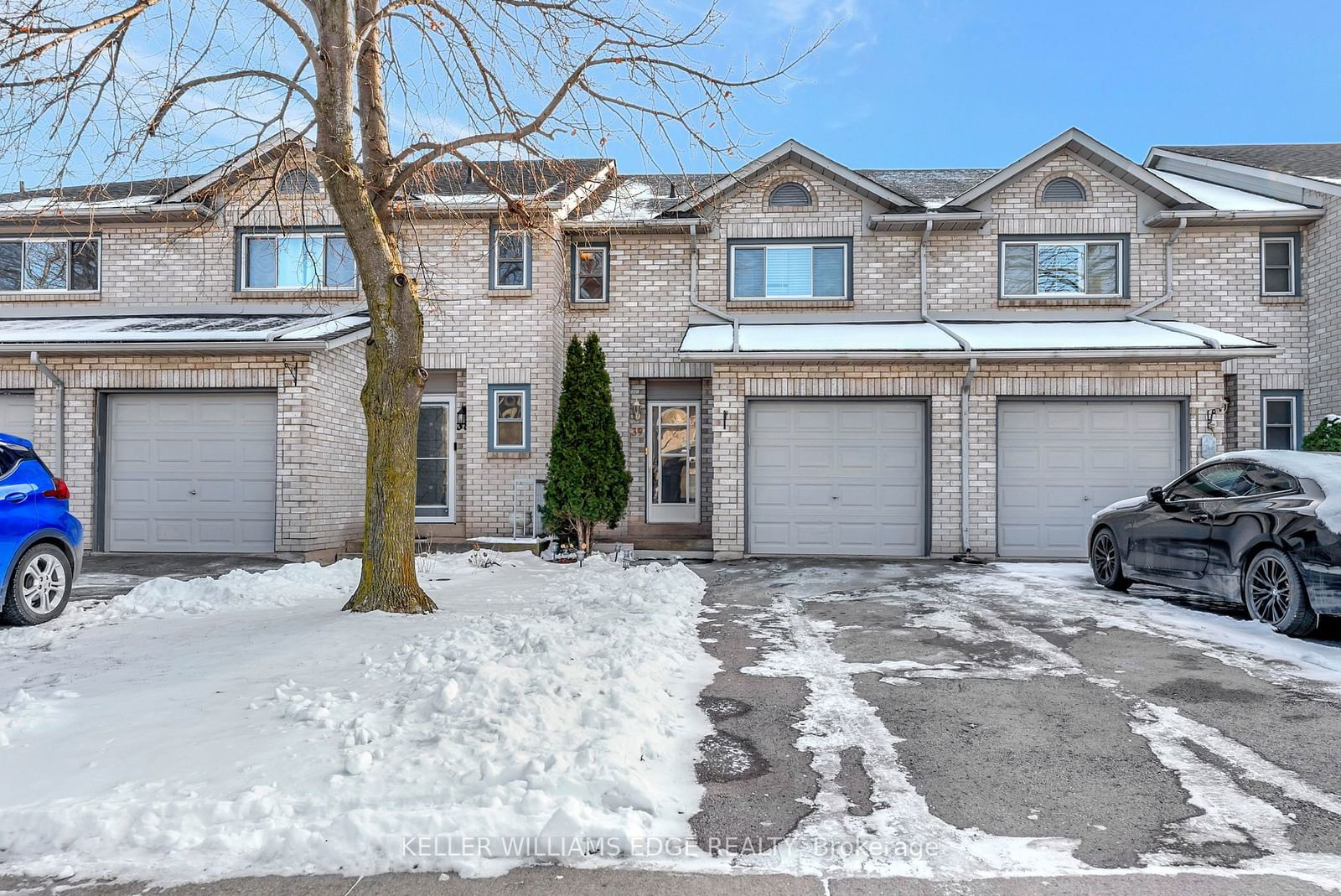 Townhouse sold at 39-2 Royalwood Court, Hamilton, Stoney Creek, L8E 4Z1 - MLS: X11926042