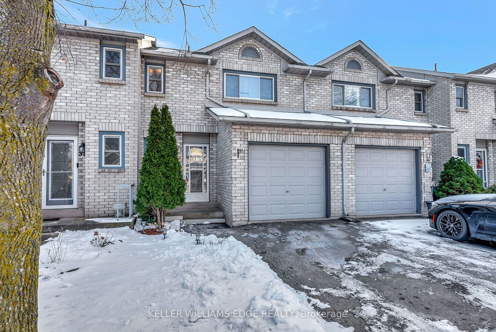 Townhouse sold at 39-2 Royalwood Court, Hamilton, Stoney Creek, L8E 4Z1 - MLS: X11926042