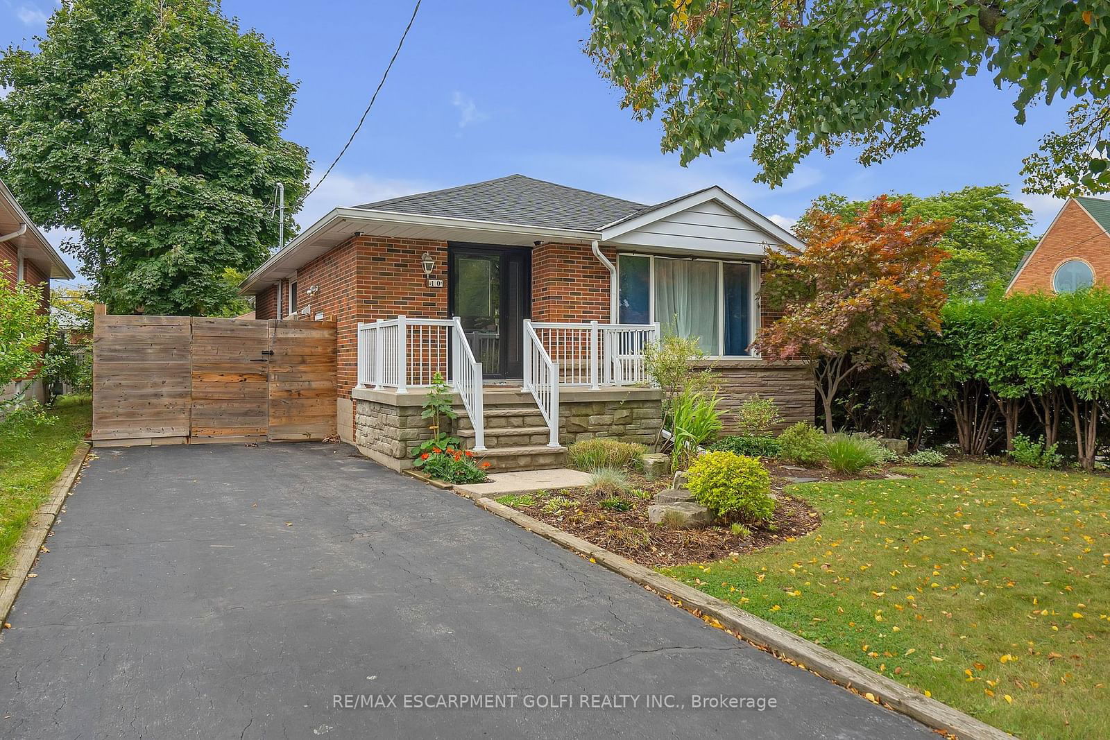 Detached House for sale at 10 Warren Avenue, Hamilton, Balfour, L9A 3C6 - MLS: X11927267