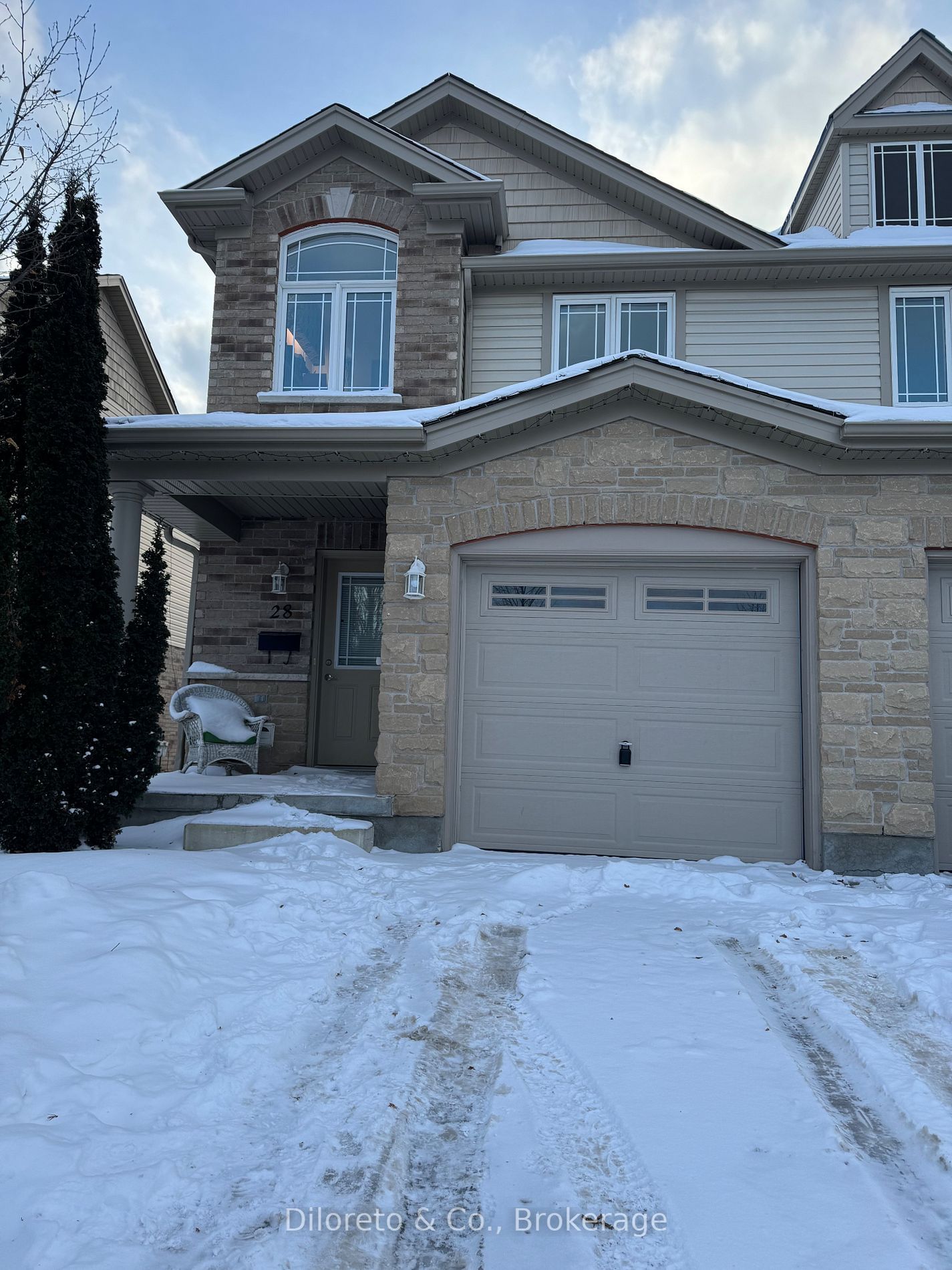 Townhouse sold at 28 Waterford Drive, Guelph, Pine Ridge, N1L 0H6 - MLS: X11927286