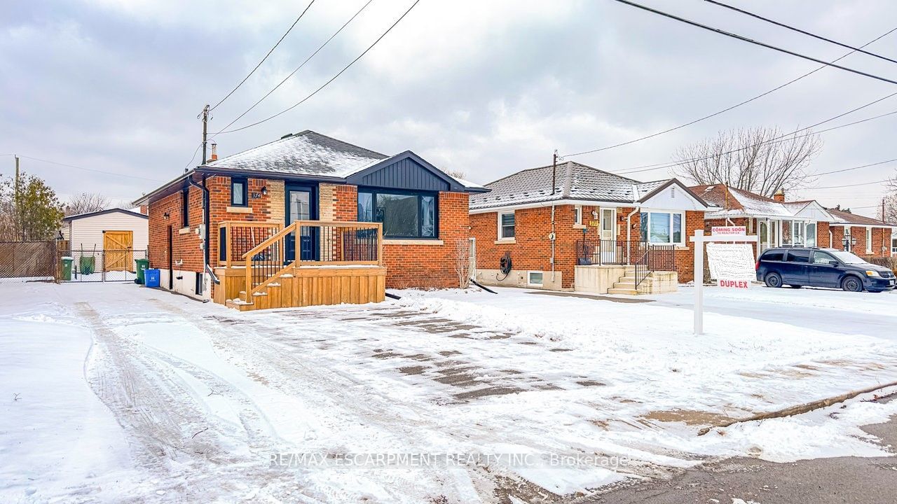 Detached House for sale at 374 East 16th Street, Hamilton, Hill Park, L9A 4K3 - MLS: X11927459