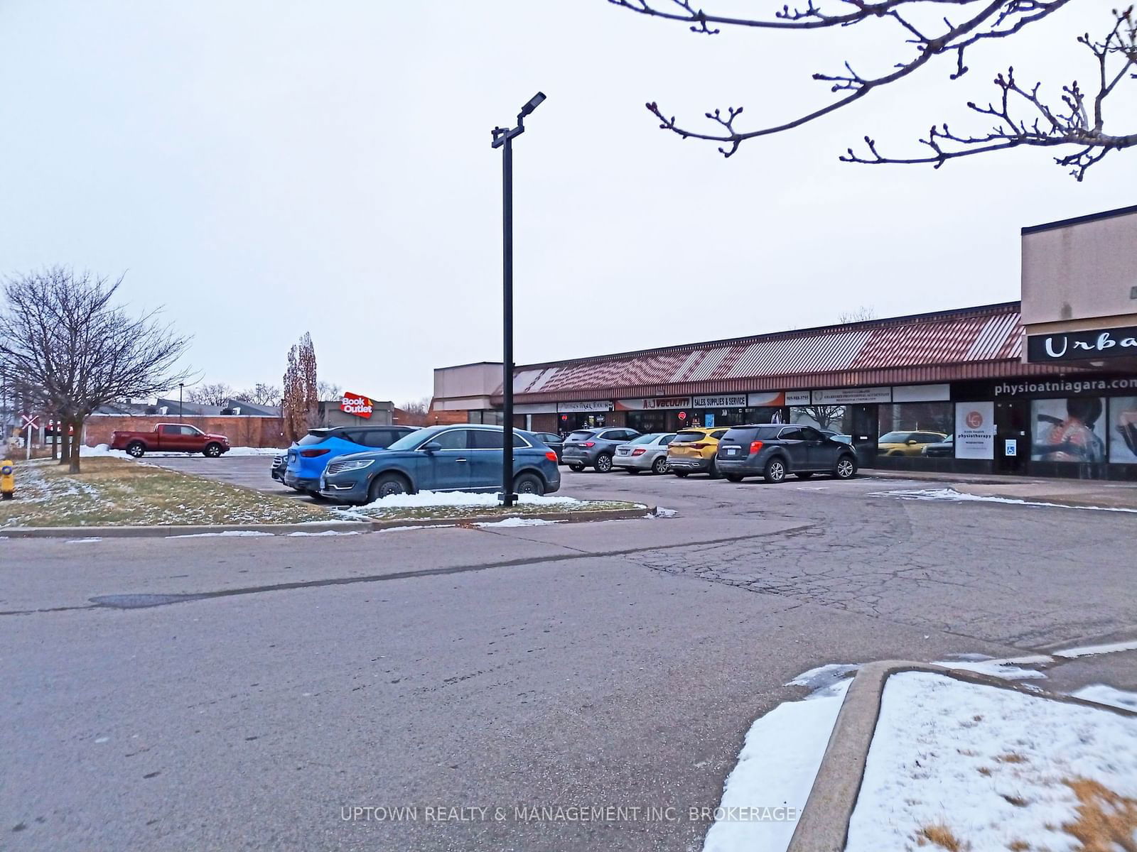 Commercial/Retail for lease at 6-300 Welland Avenue, St. Catharines, 450 - E. Chester, L2R 7L9 - MLS: X11928386