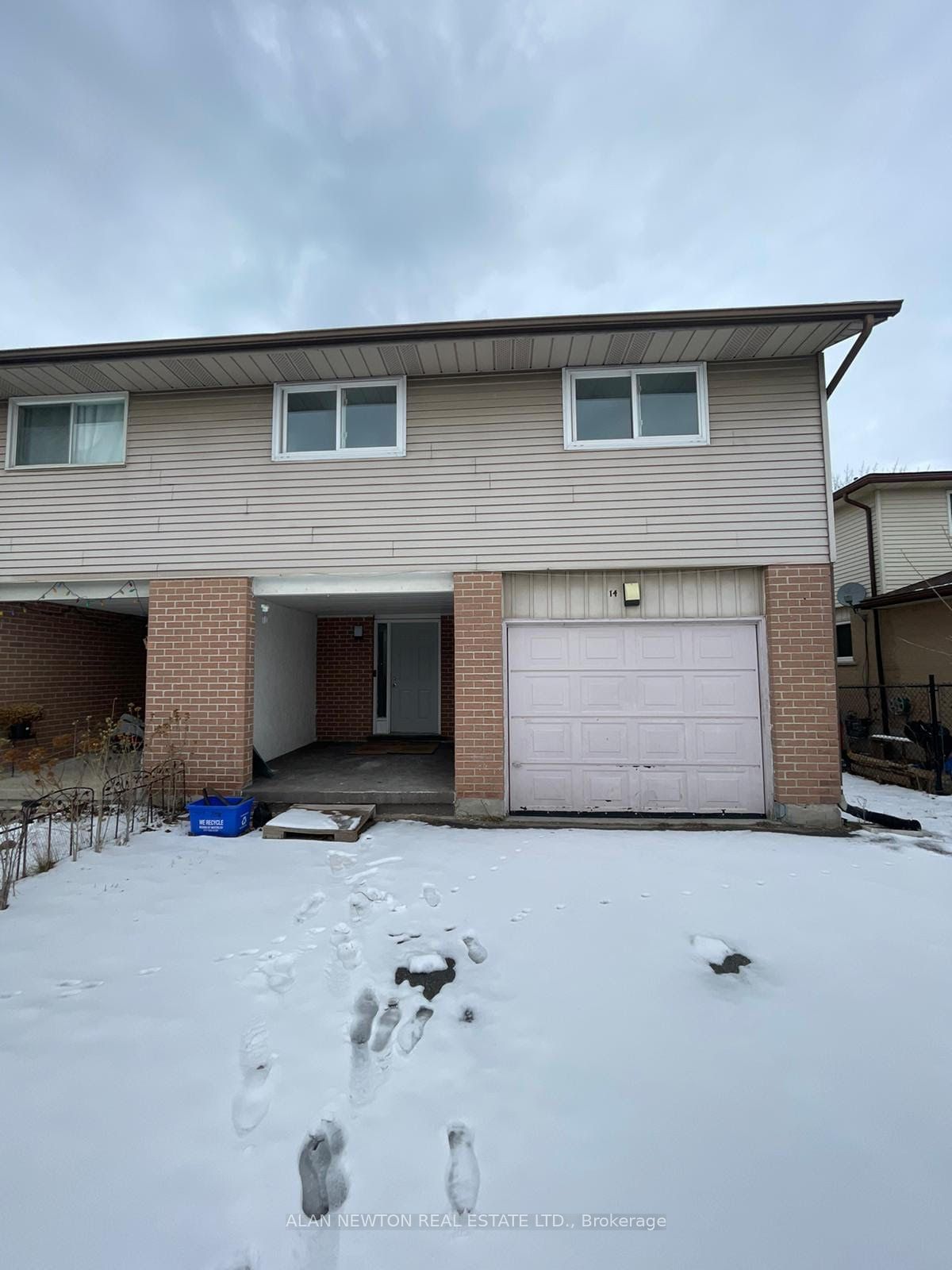 Semi-Detached House leased at 14 Windale Crescent, Kitchener, N2E 3E6 - MLS: X11928430