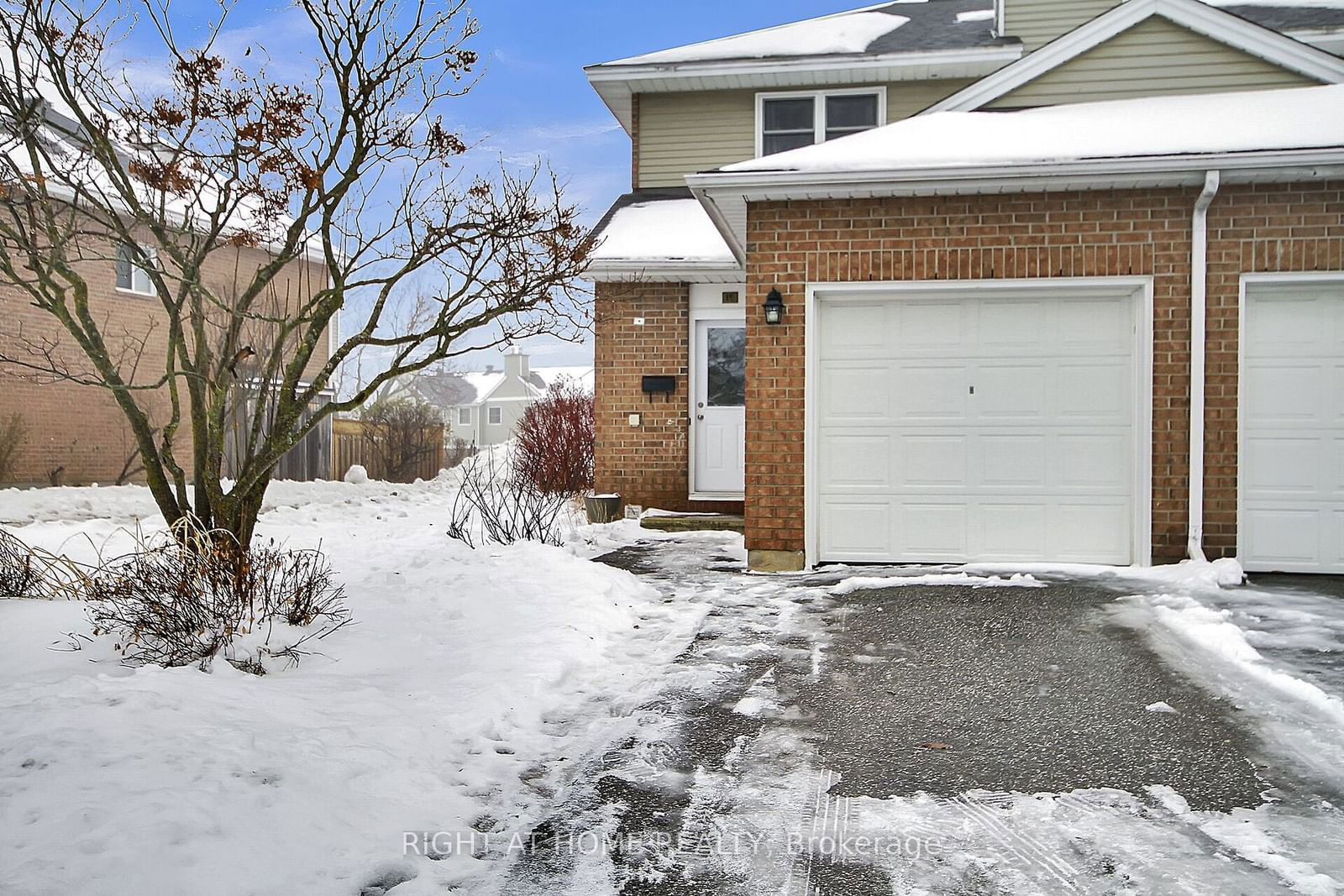 Townhouse sold at 15 Bentbrook Crescent, Barrhaven, 7704 - Barrhaven - Heritage Park, K2J 3X9 - MLS: X11928535