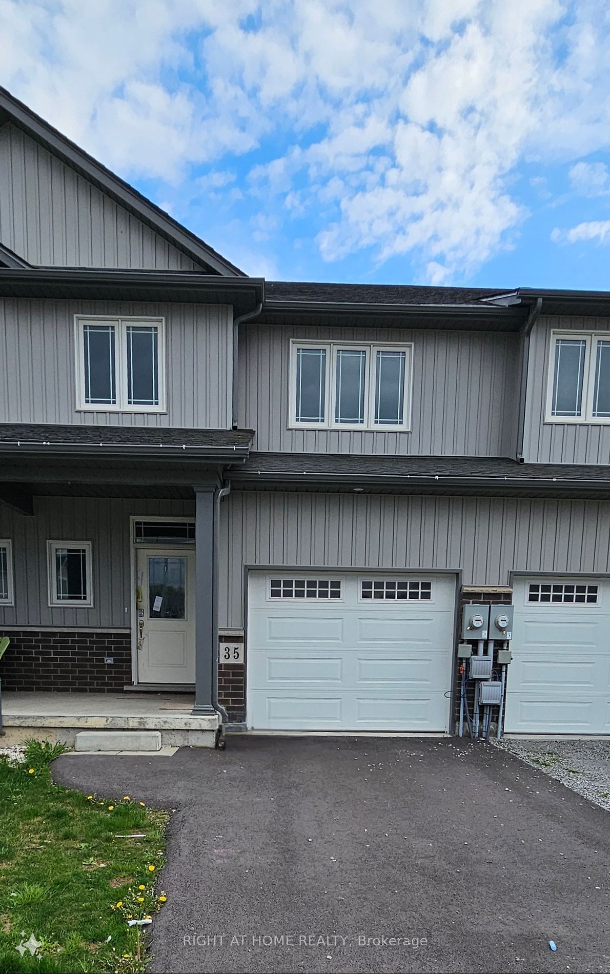 Townhouse sold at 35 Bowman Crescent, Thorold, L2V 0G8 - MLS: X11929048