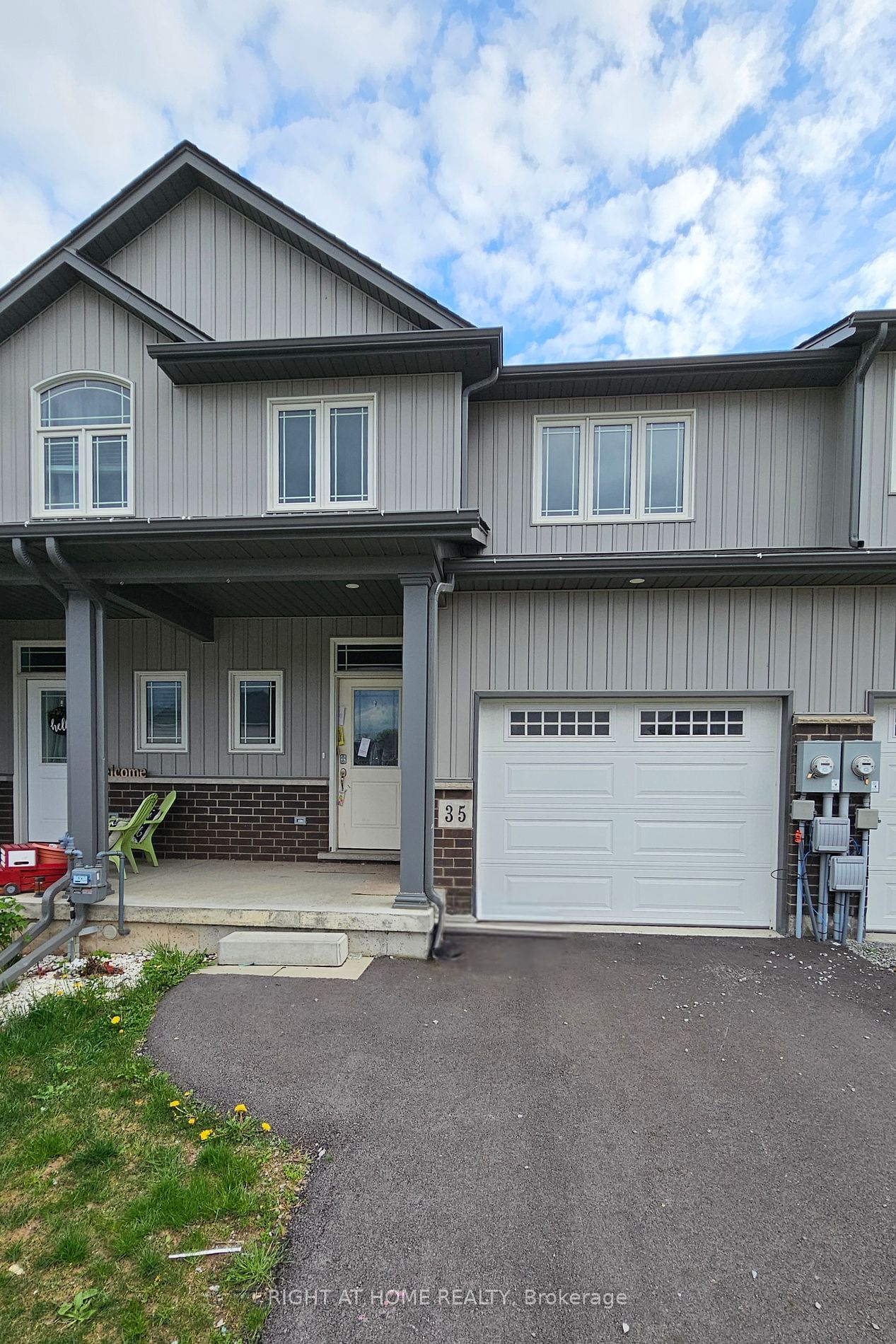 Townhouse sold at 35 Bowman Crescent, Thorold, L2V 0G8 - MLS: X11929048