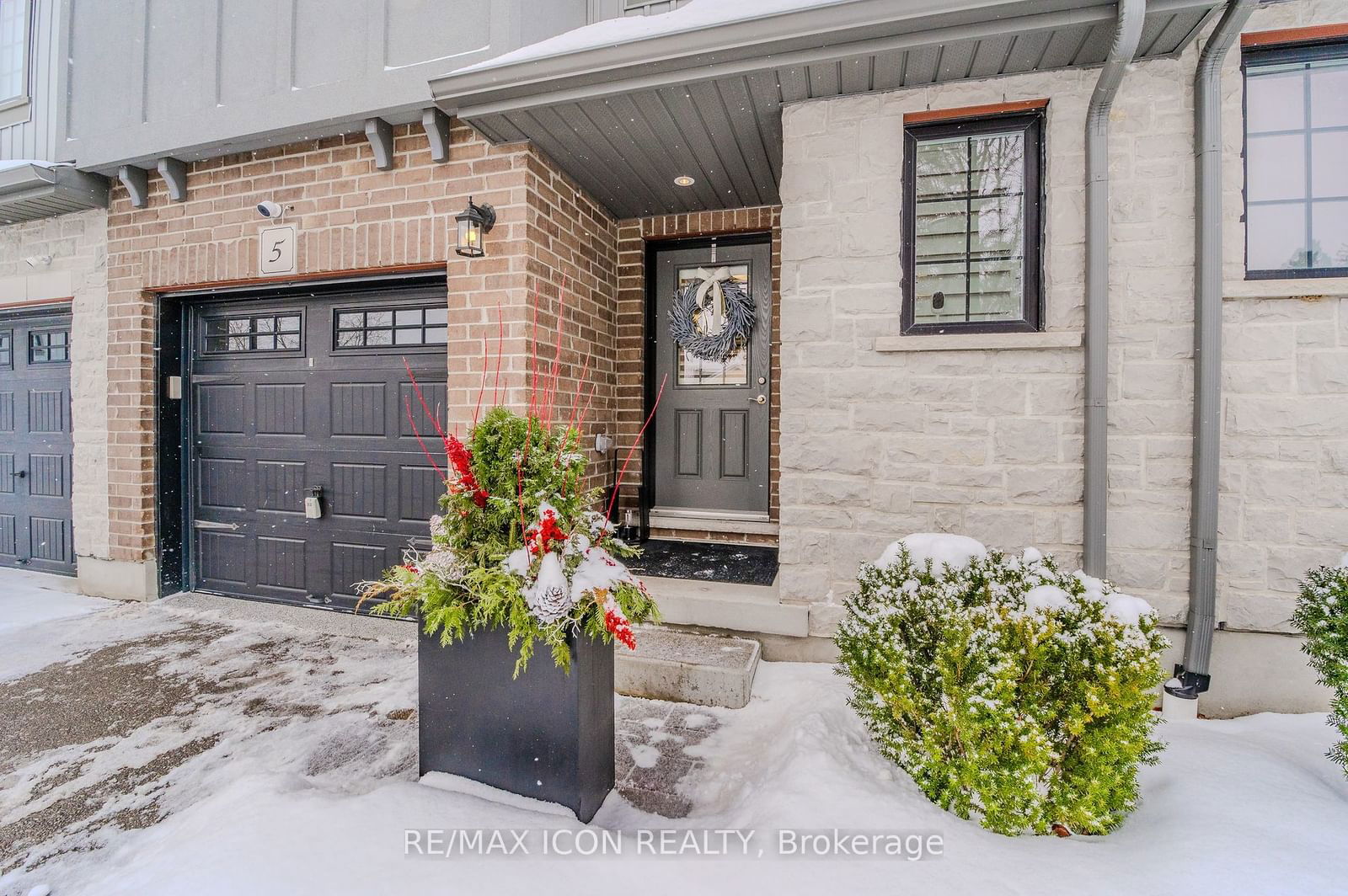 Townhouse for sale at 5-625 Blackbridge Road, Cambridge, N3C 0G6 - MLS: X11929486