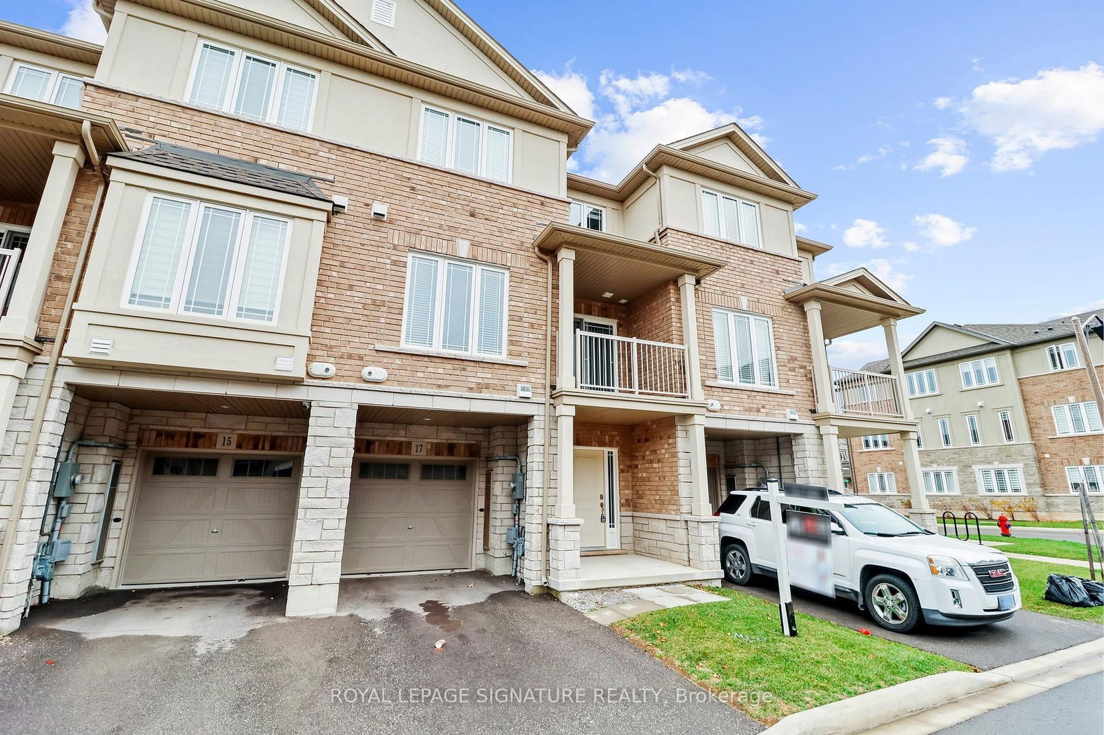 Townhouse sold at 17 Laguna Village Crescent, Hamilton, Hannon, L8M 3M7 - MLS: X11930177