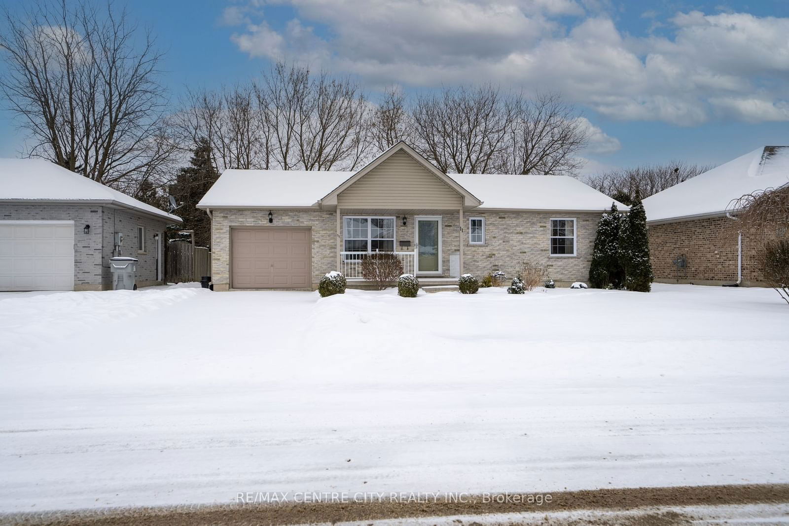 Detached House sold at 11 Pittao Place, Strathroy-Caradoc, NE, N7G 4E7 - MLS: X11931332