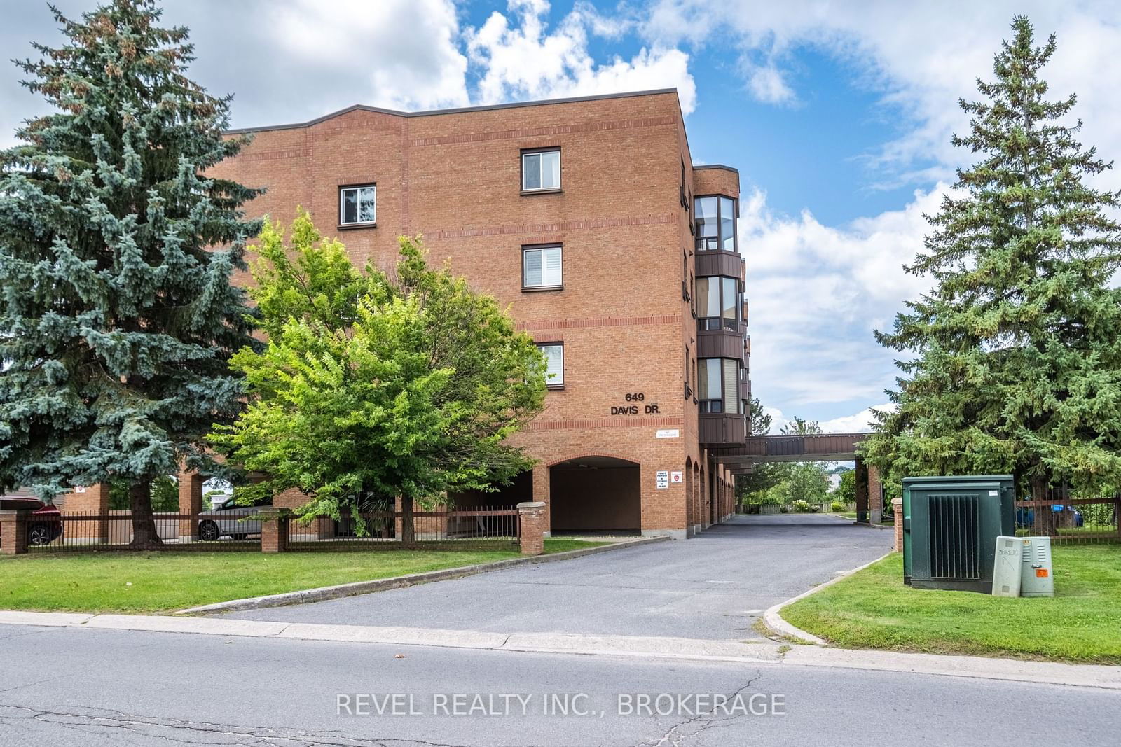 Condo sold at 402-649 DAVIS Drive, Kingston, East Gardiners Rd, K7M 8J3 - MLS: X11931699