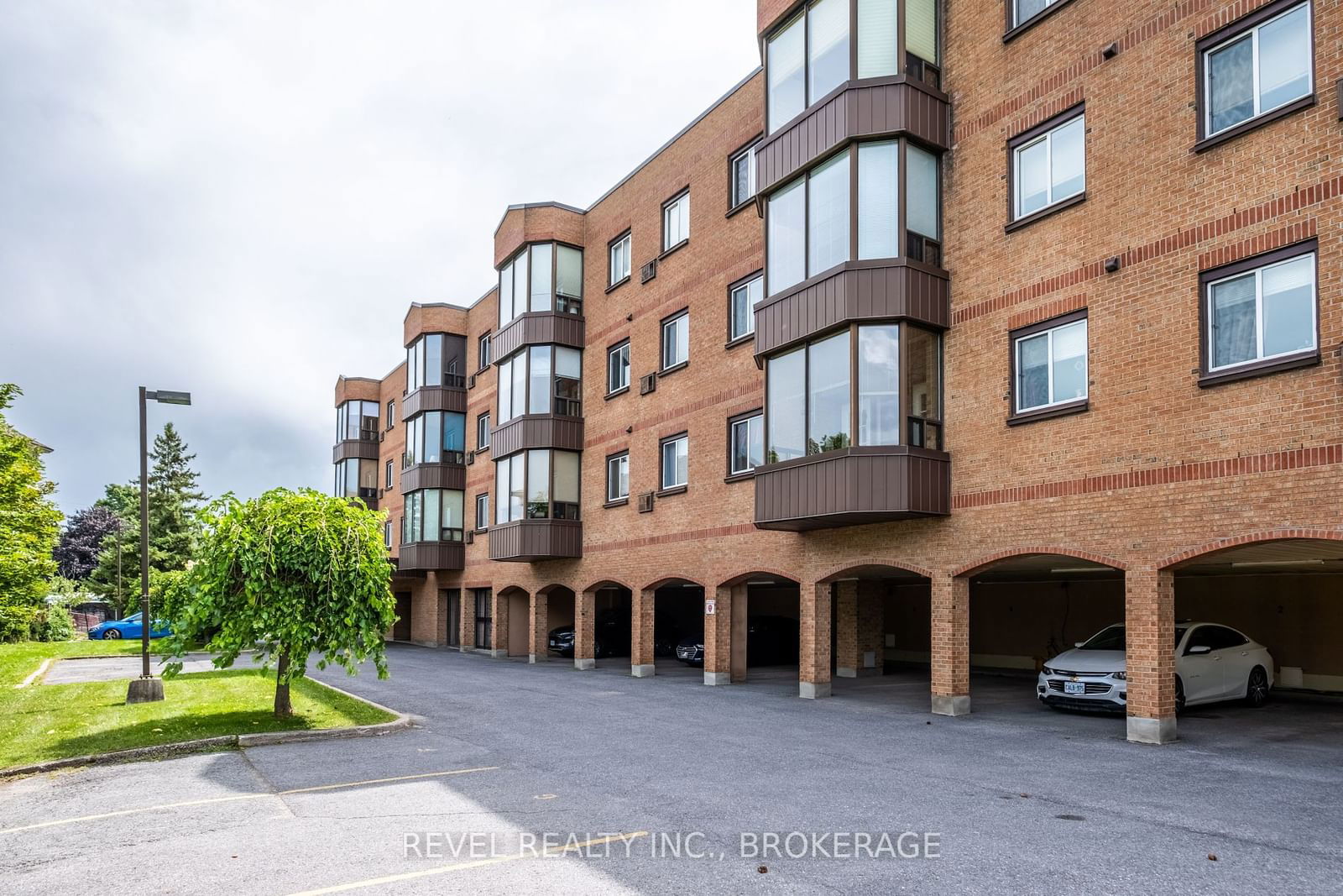 Condo sold at 402-649 DAVIS Drive, Kingston, East Gardiners Rd, K7M 8J3 - MLS: X11931699