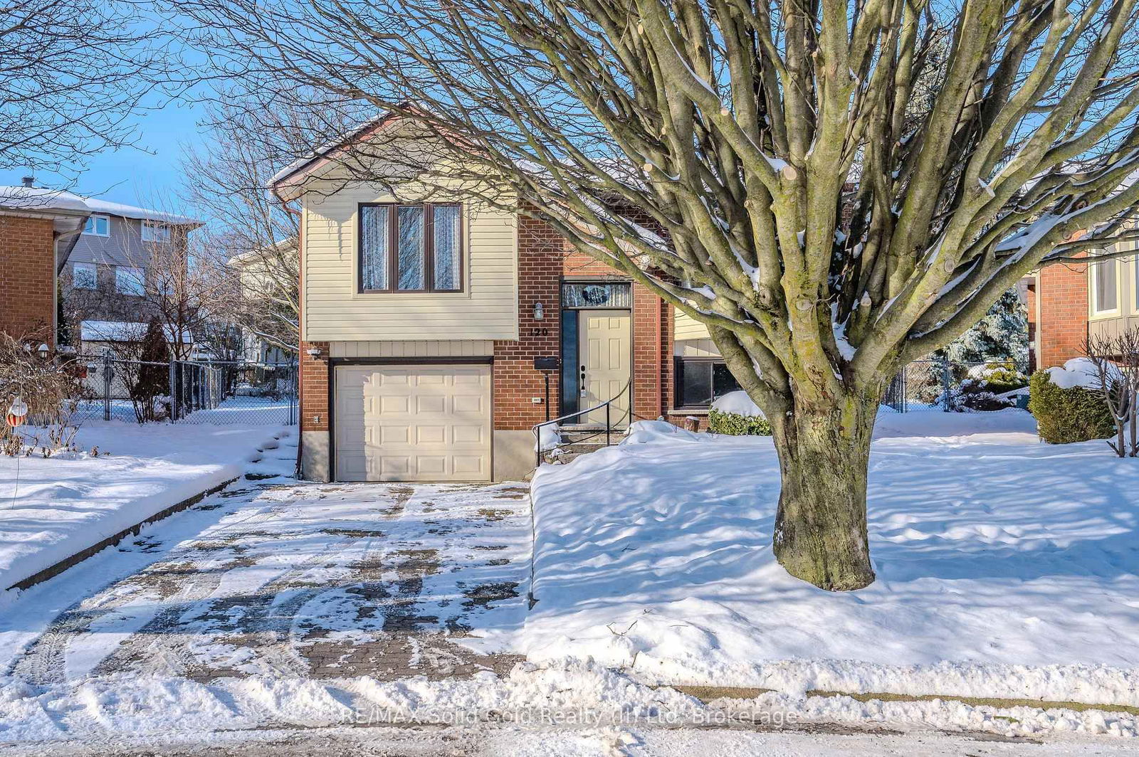 Detached House sold at 120 Albion Court, Kitchener, N2E 2N3 - MLS: X11931816