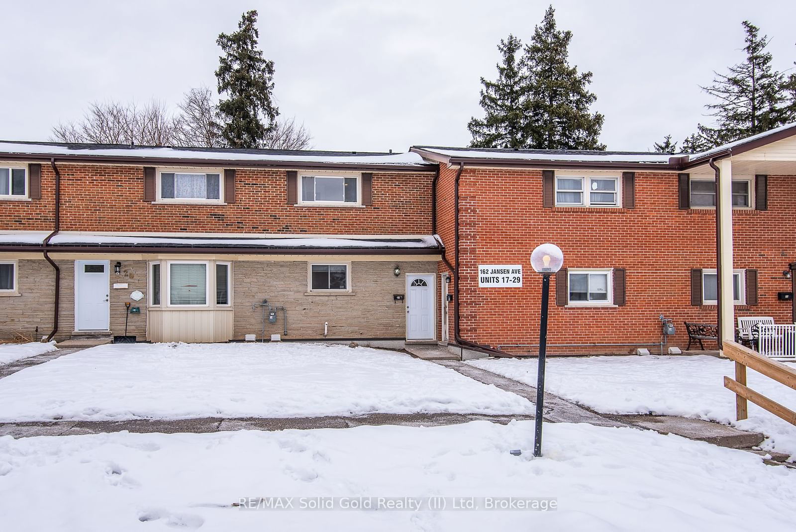 Townhouse sold at 21-162 Jansen Avenue, Kitchener, N2A 2L7 - MLS: X11932701