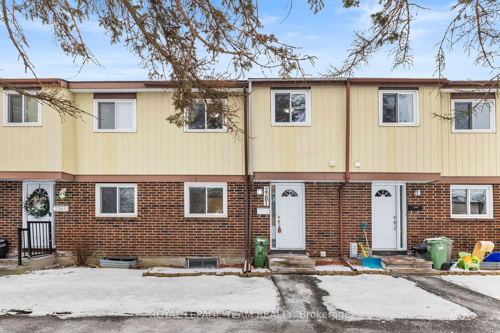 Townhouse sold at 2281 Orient Park Drive, Blackburn Hamlet, 2303 - Blackburn Hamlet (South), K1B 4Y2 - MLS: X11933233