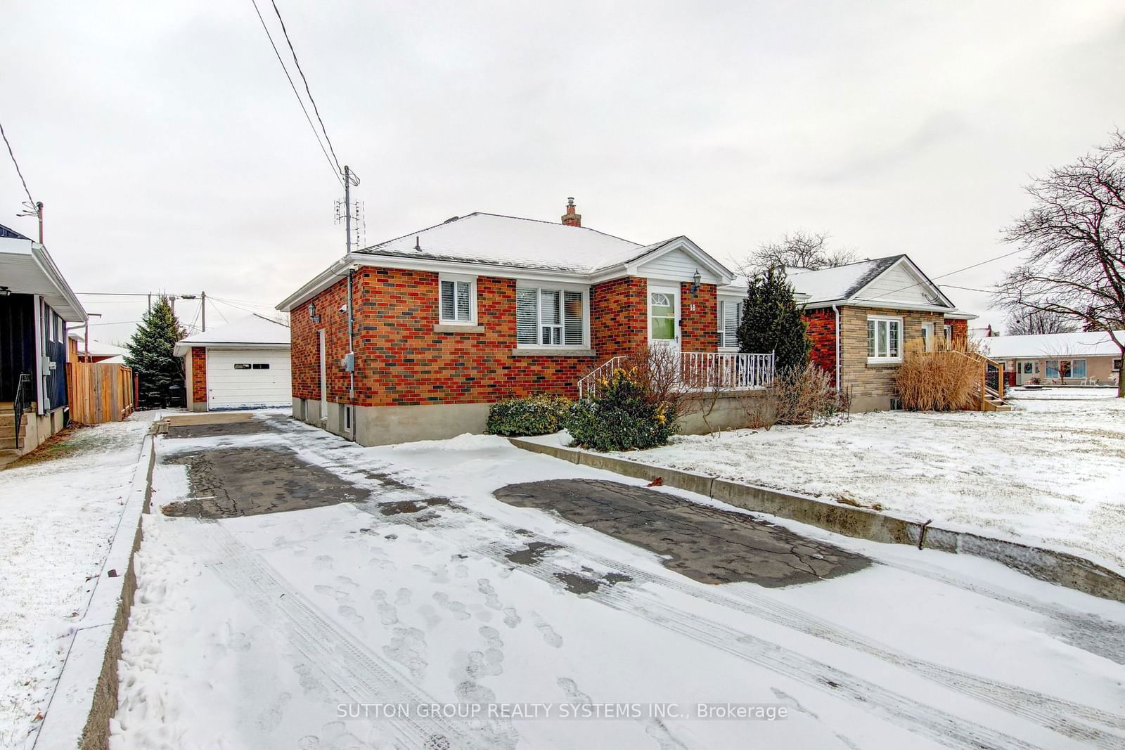 Detached House for sale at 18 Whyte Avenue, Thorold, 557 - Thorold Downtown, L2V 2T3 - MLS: X11933478