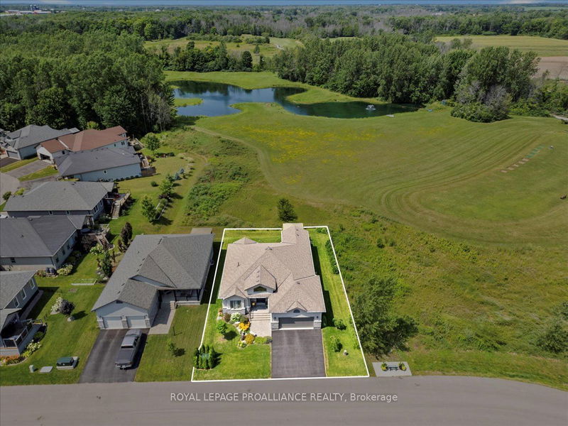 36 Dorchester Dr, Prince Edward County - Wellington image-0-0