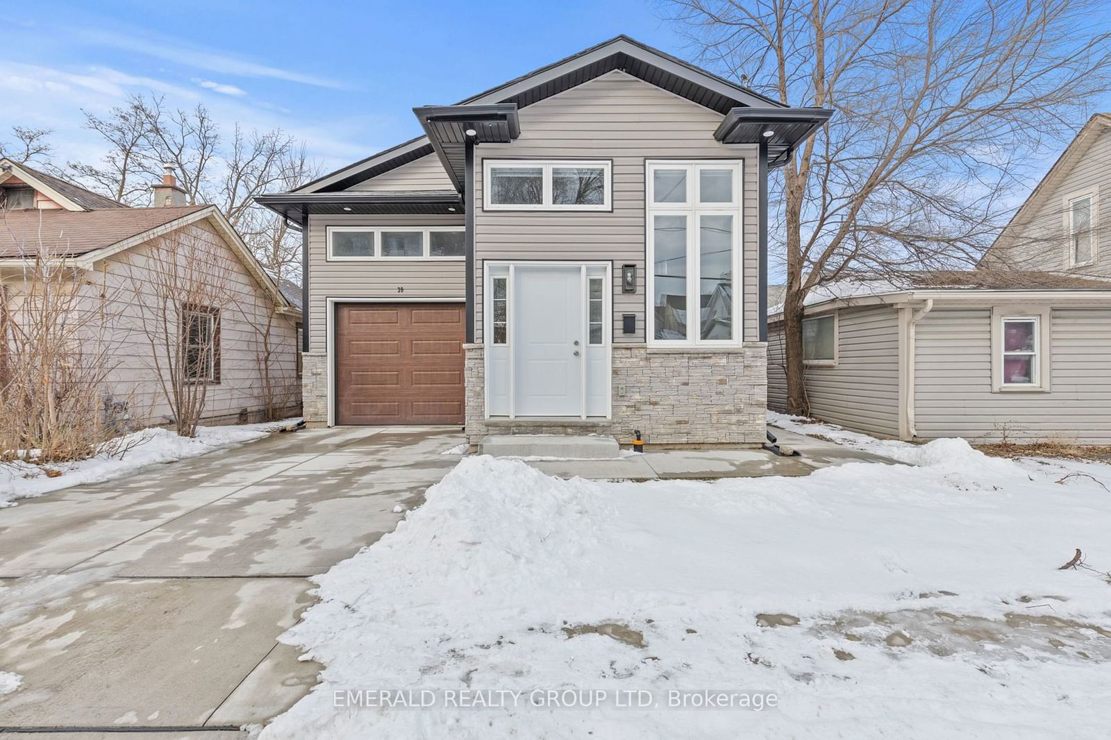 Detached House for sale at 39 Davidson Street, St. Catharines, 450 - E. Chester, L2R 2V3 - MLS: X11933848