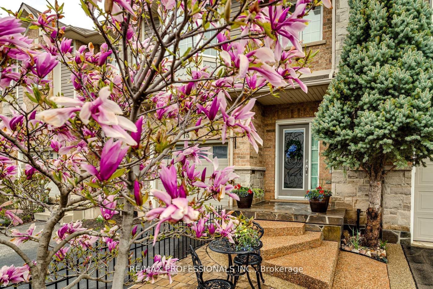 Townhouse for sale at 17 Palacebeach Trail, Hamilton, Stoney Creek, L8E 0B9 - MLS: X11935056