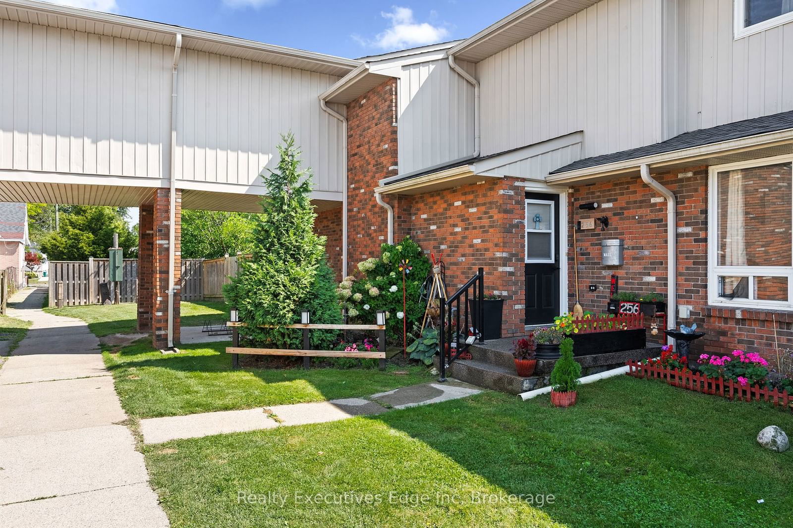 Townhouse for sale at 40-256 Brownleigh Avenue, Welland, 768 - Welland Downtown, L3B 5V8 - MLS: X11936052