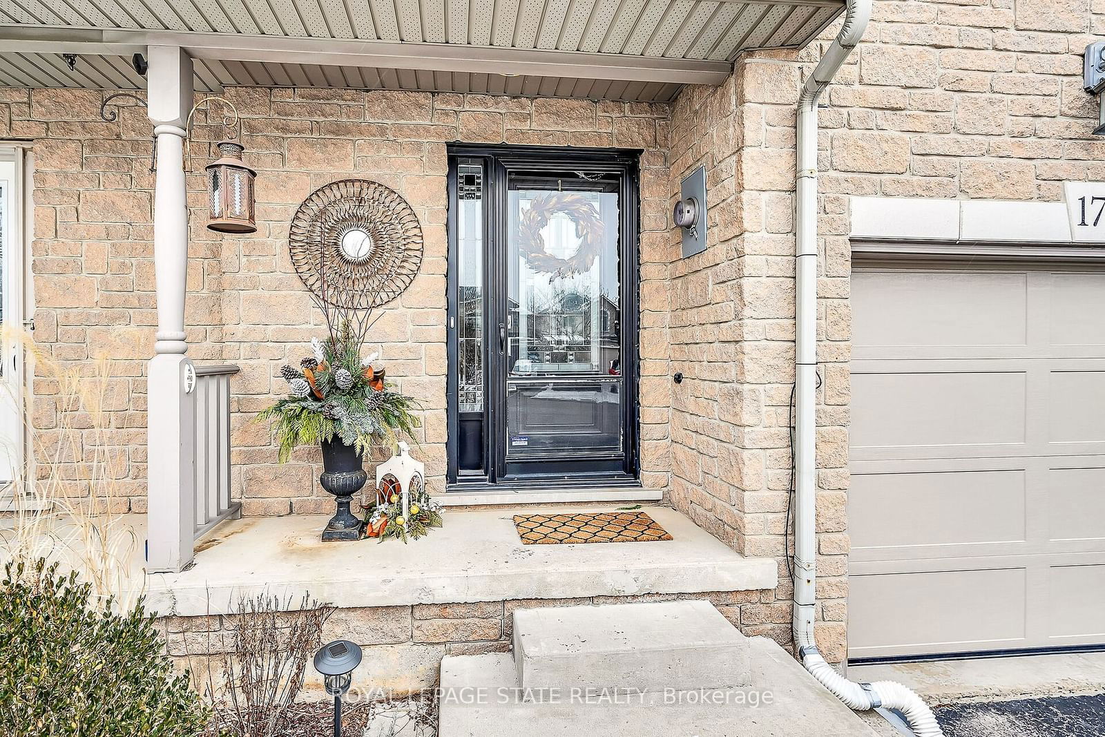 Townhouse sold at 17 Sunters Court, Hamilton, Ancaster, L9G 4Y8 - MLS: X11937428