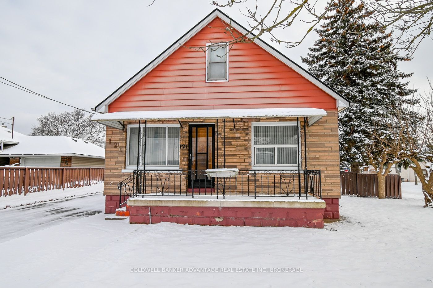 Detached House sold at 121 St. Augustine Avenue, Welland, L3C 2K8 - MLS: X11937756