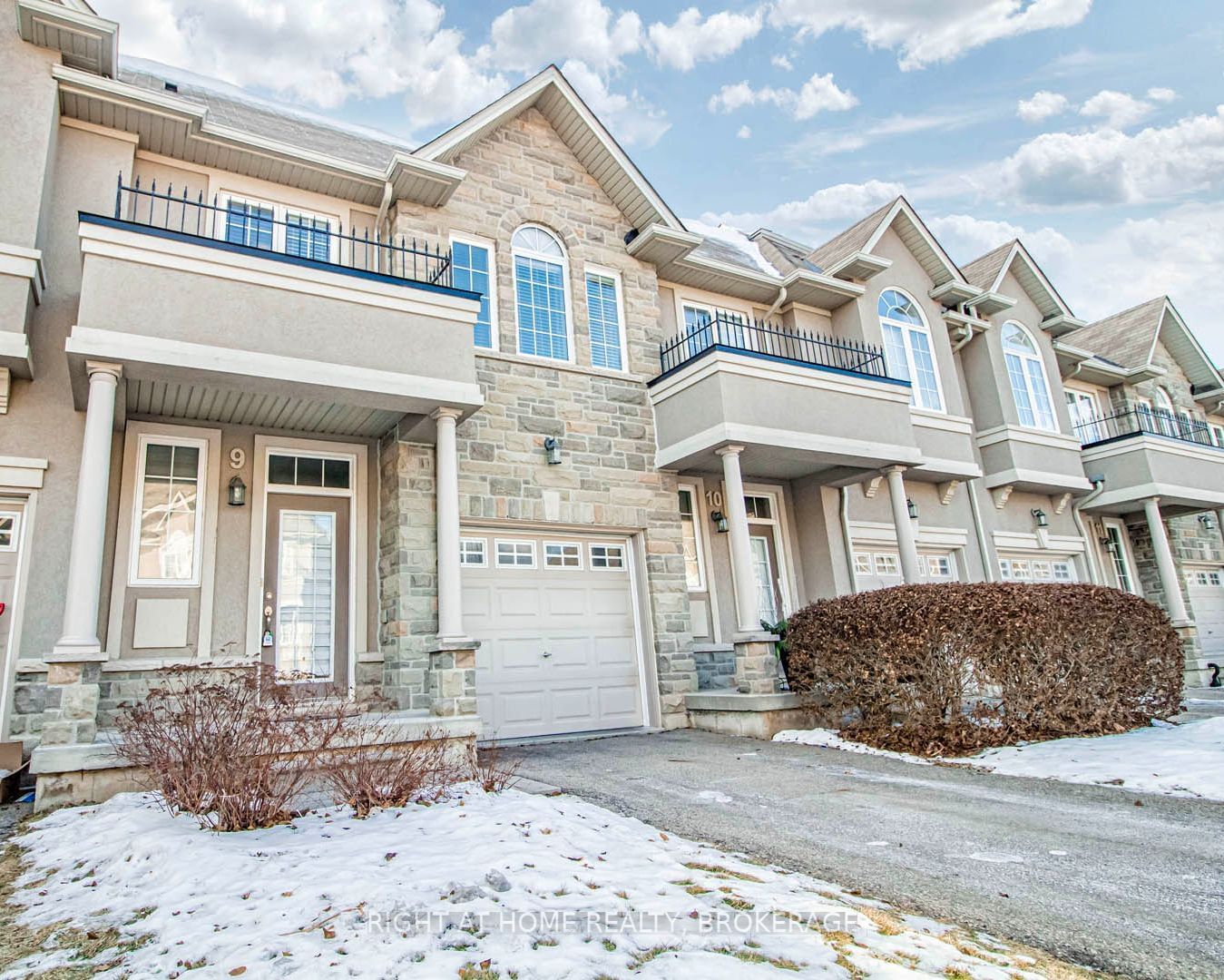 Townhouse for sale at 9-370 Stonehenge Drive, Hamilton, Meadowlands, L9K 0H9 - MLS: X11937888